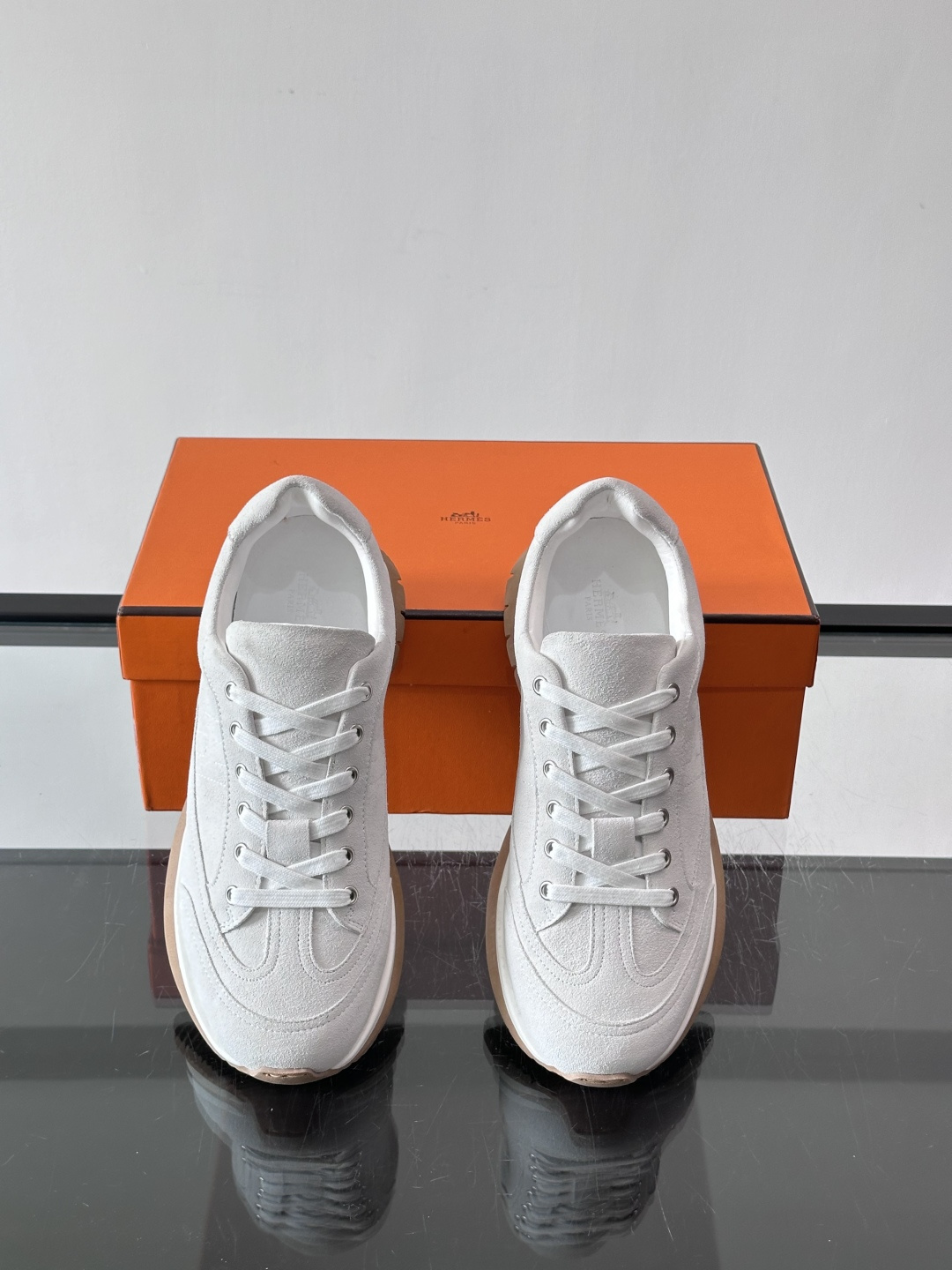 Hermès男士麂皮运动鞋，是品牌经典“Birkin”系列鞋款的现代演绎，采用高级麂皮材质，搭配标志性的