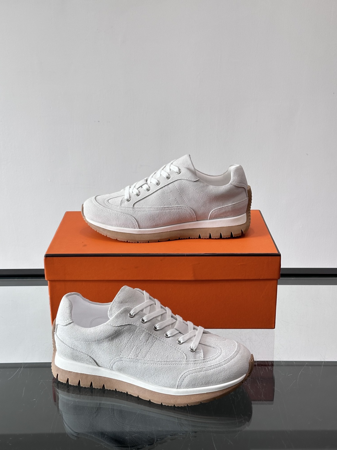 Hermès男士麂皮运动鞋，是品牌经典“Birkin”系列鞋款的现代演绎，采用高级麂皮材质，搭配标志性的