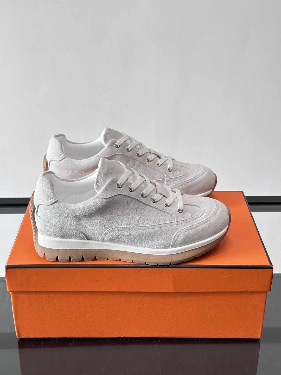 Hermès男士麂皮运动鞋，是品牌经典“Birkin”系列鞋款的现代演绎，采用高级麂皮材质，搭配标志性的