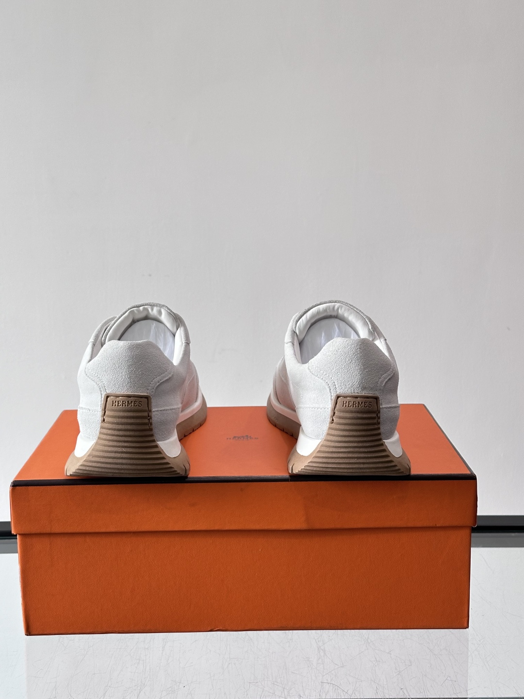 Hermès男士麂皮运动鞋，是品牌经典“Birkin”系列鞋款的现代演绎，采用高级麂皮材质，搭配标志性的