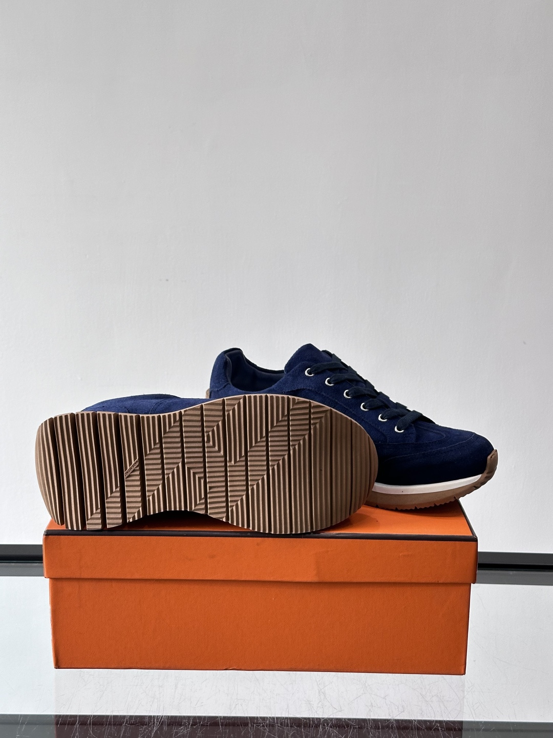 Hermès男士麂皮运动鞋，是品牌经典“Birkin”系列鞋款的现代演绎，采用高级麂皮材质，搭配标志性的