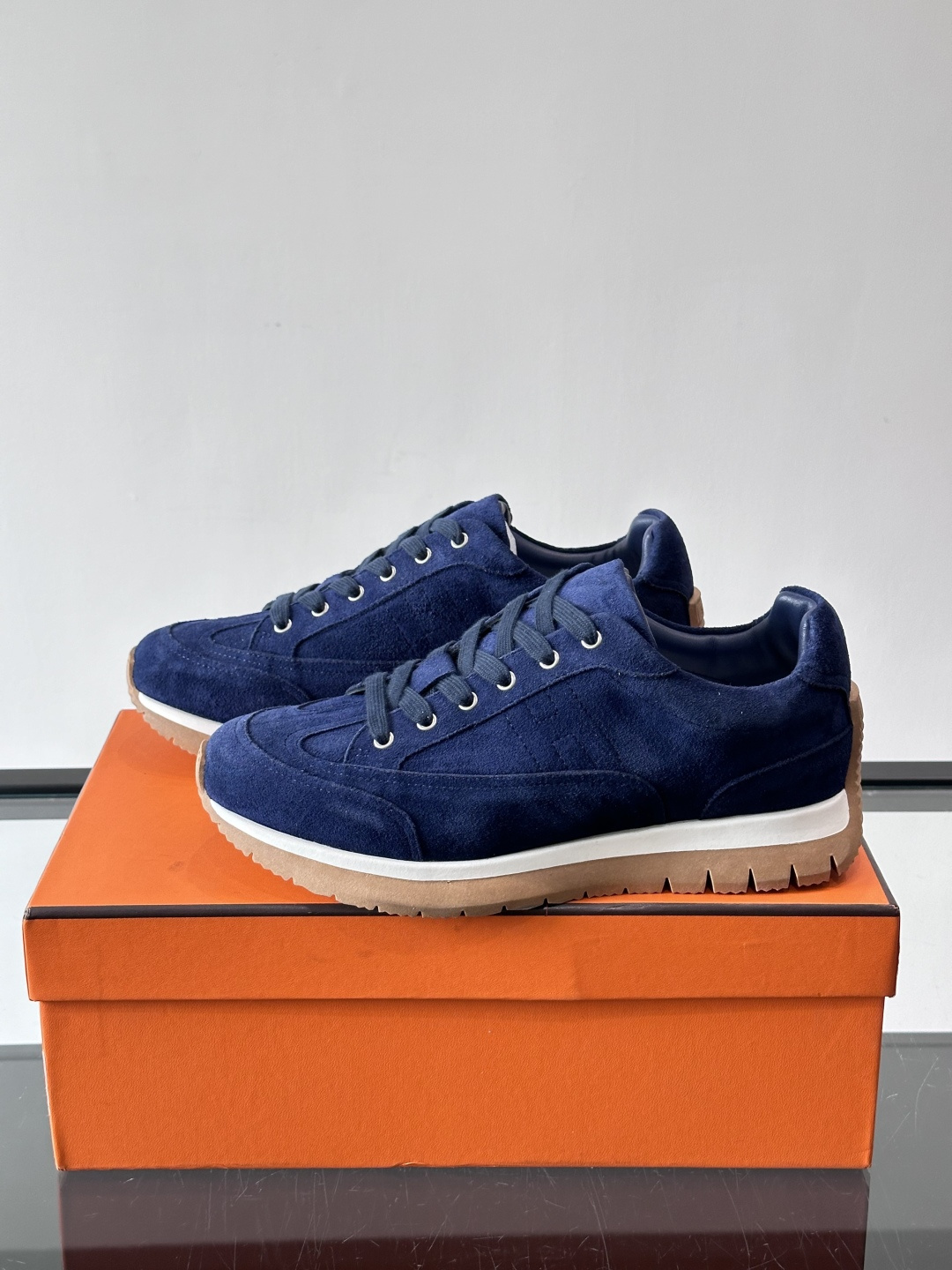 Hermès男士麂皮运动鞋，是品牌经典“Birkin”系列鞋款的现代演绎，采用高级麂皮材质，搭配标志性的