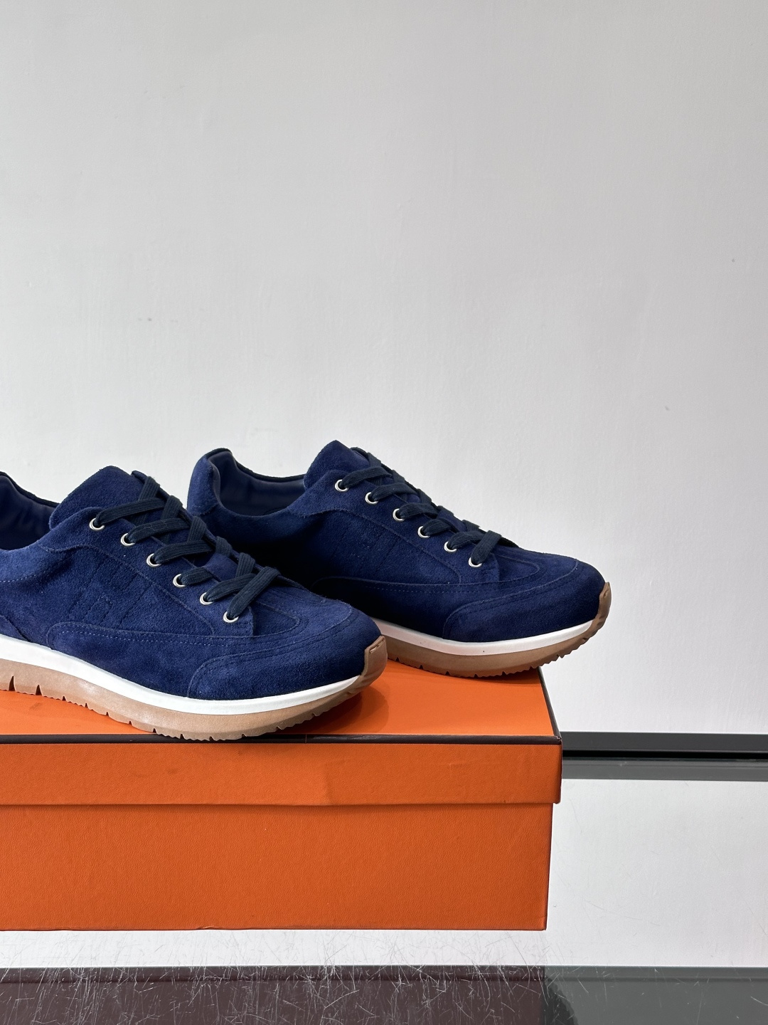 Hermès男士麂皮运动鞋，是品牌经典“Birkin”系列鞋款的现代演绎，采用高级麂皮材质，搭配标志性的