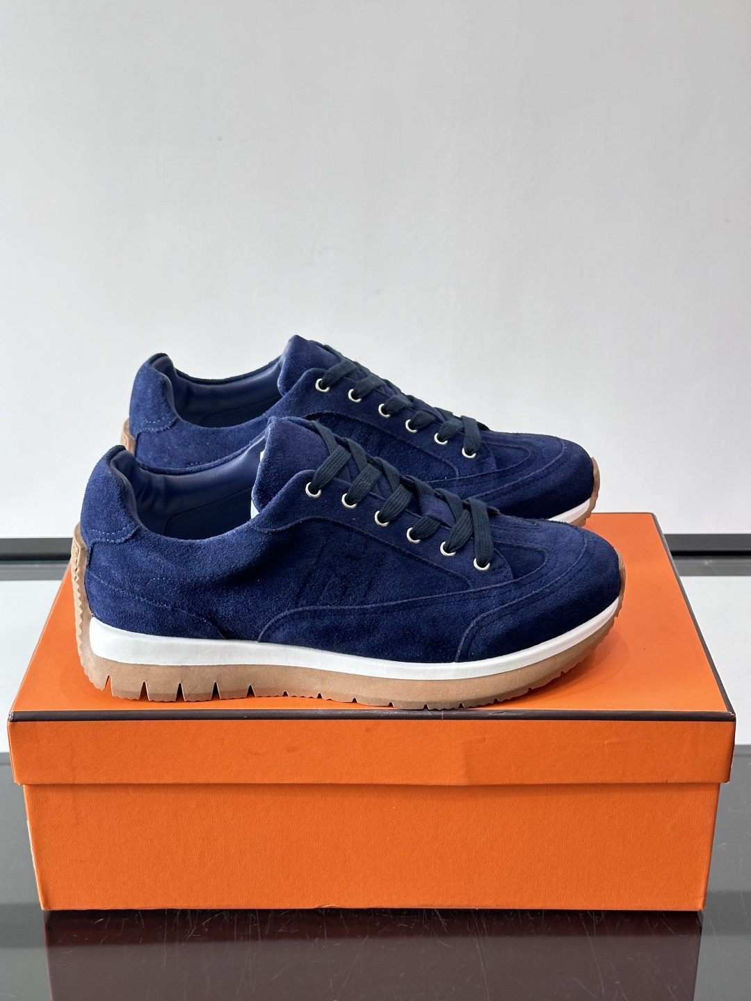 Hermès男士麂皮运动鞋，是品牌经典“Birkin”系列鞋款的现代演绎，采用高级麂皮材质，搭配标志性的