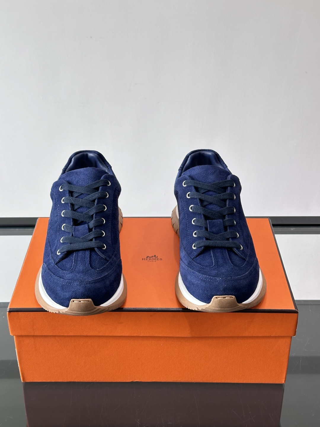 Hermès男士麂皮运动鞋，是品牌经典“Birkin”系列鞋款的现代演绎，采用高级麂皮材质，搭配标志性的