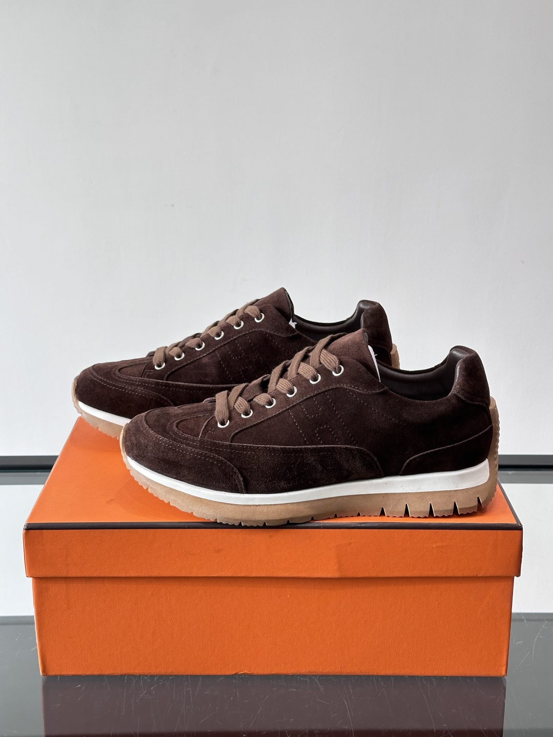 Hermès男士麂皮运动鞋，是品牌经典“Birkin”系列鞋款的现代演绎，采用高级麂皮材质，搭配标志性的