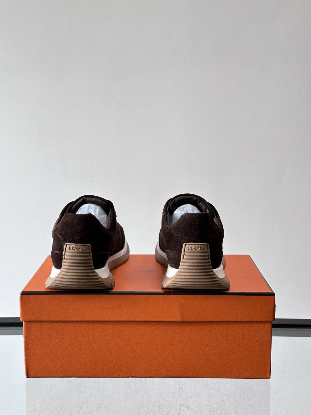 Hermès男士麂皮运动鞋，是品牌经典“Birkin”系列鞋款的现代演绎，采用高级麂皮材质，搭配标志性的