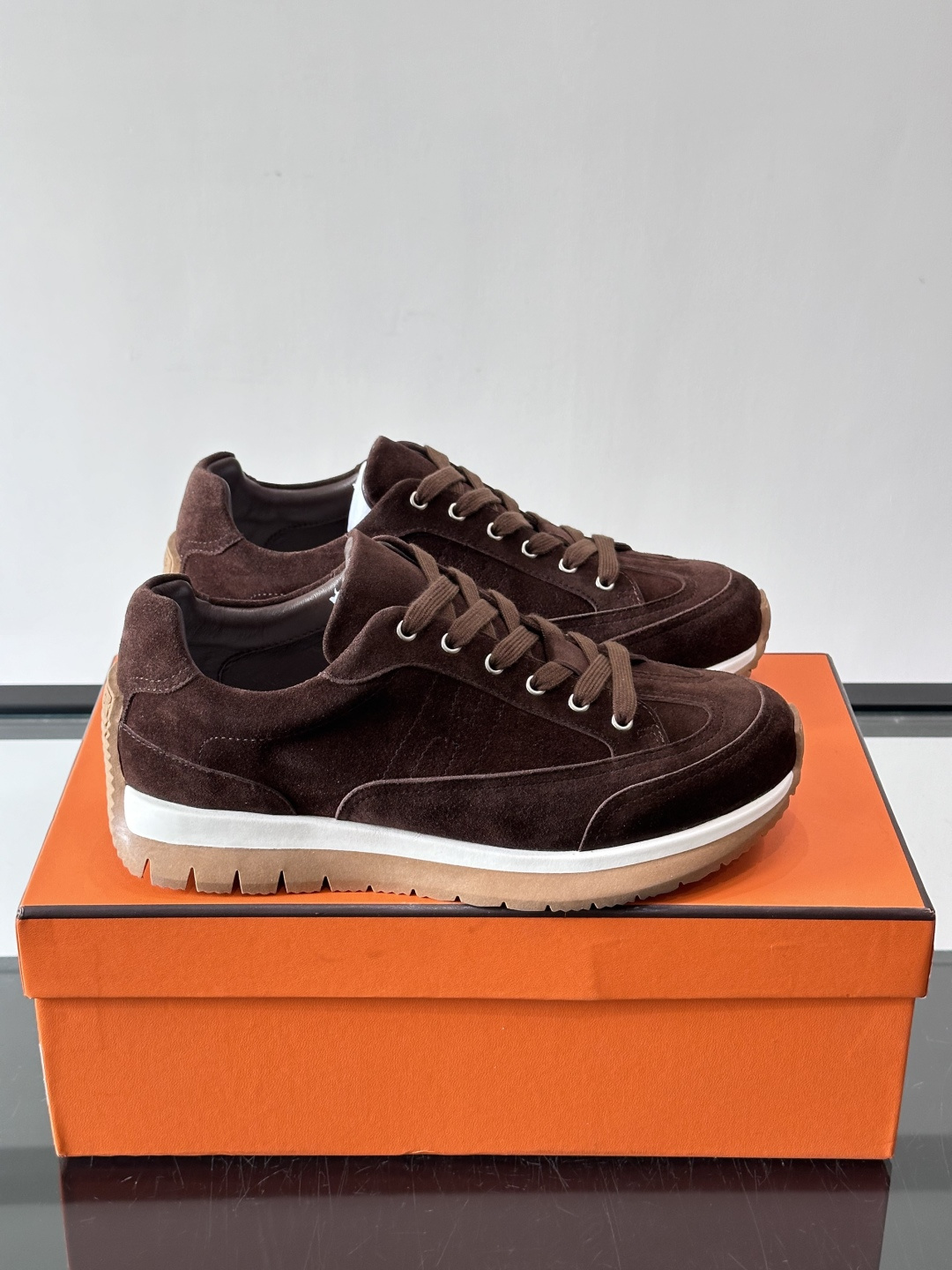 Hermès男士麂皮运动鞋，是品牌经典“Birkin”系列鞋款的现代演绎，采用高级麂皮材质，搭配标志性的