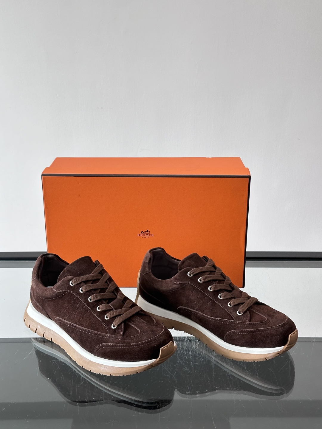 Hermès男士麂皮运动鞋，是品牌经典“Birkin”系列鞋款的现代演绎，采用高级麂皮材质，搭配标志性的