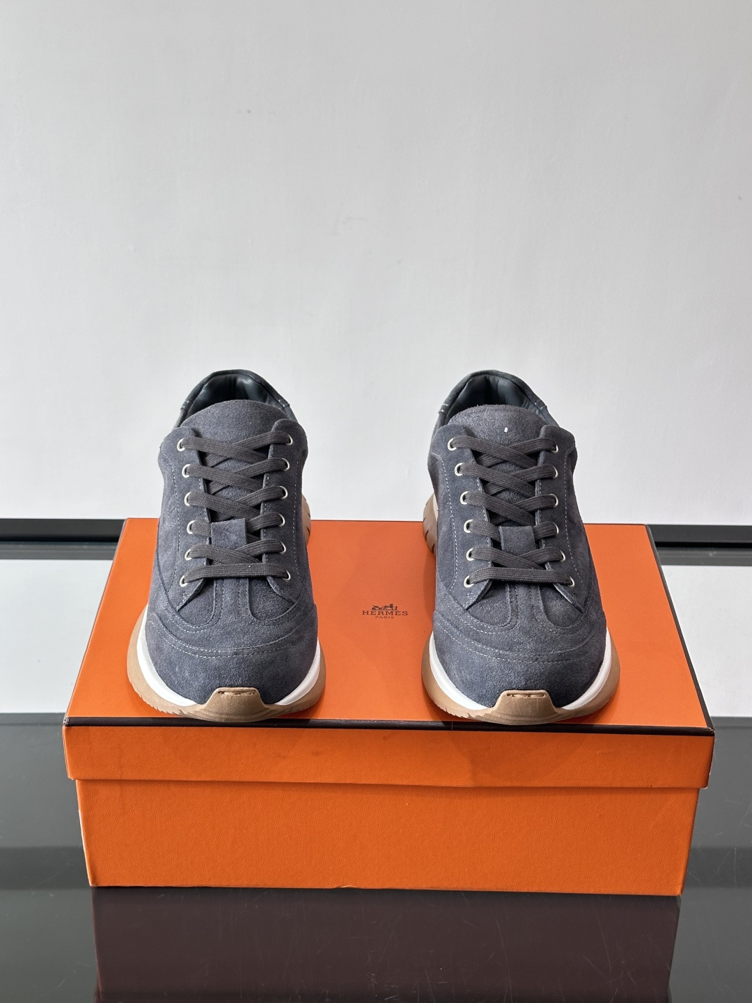 Hermès男士麂皮运动鞋，是品牌经典“Birkin”系列鞋款的现代演绎，采用高级麂皮材质，搭配标志性的