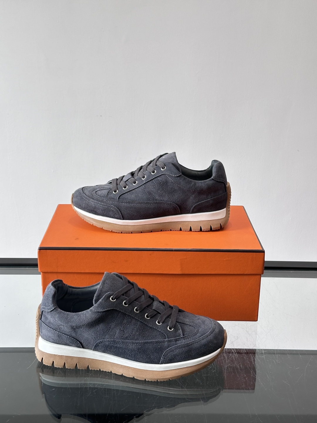 Hermès男士麂皮运动鞋，是品牌经典“Birkin”系列鞋款的现代演绎，采用高级麂皮材质，搭配标志性的