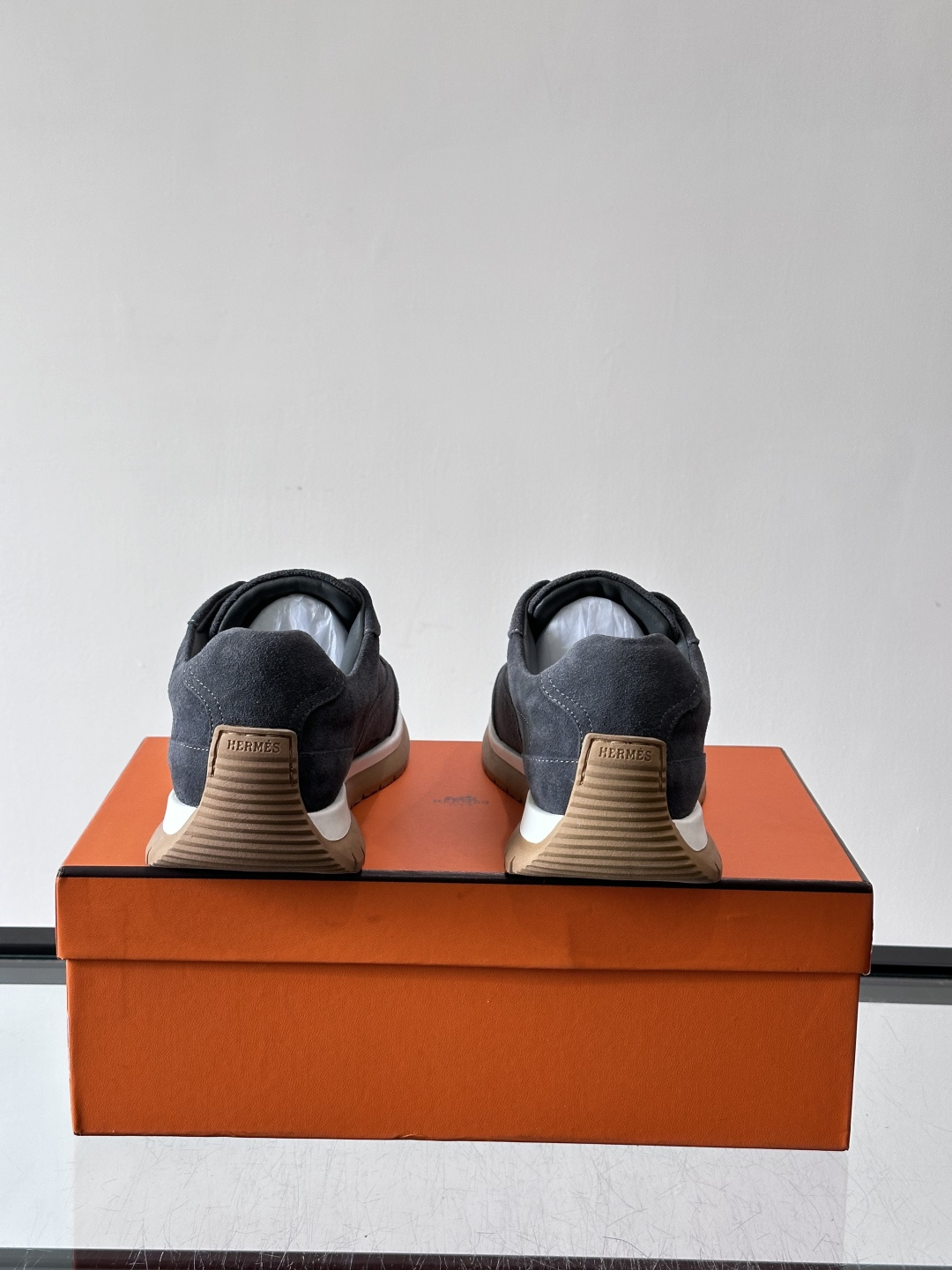 Hermès男士麂皮运动鞋，是品牌经典“Birkin”系列鞋款的现代演绎，采用高级麂皮材质，搭配标志性的