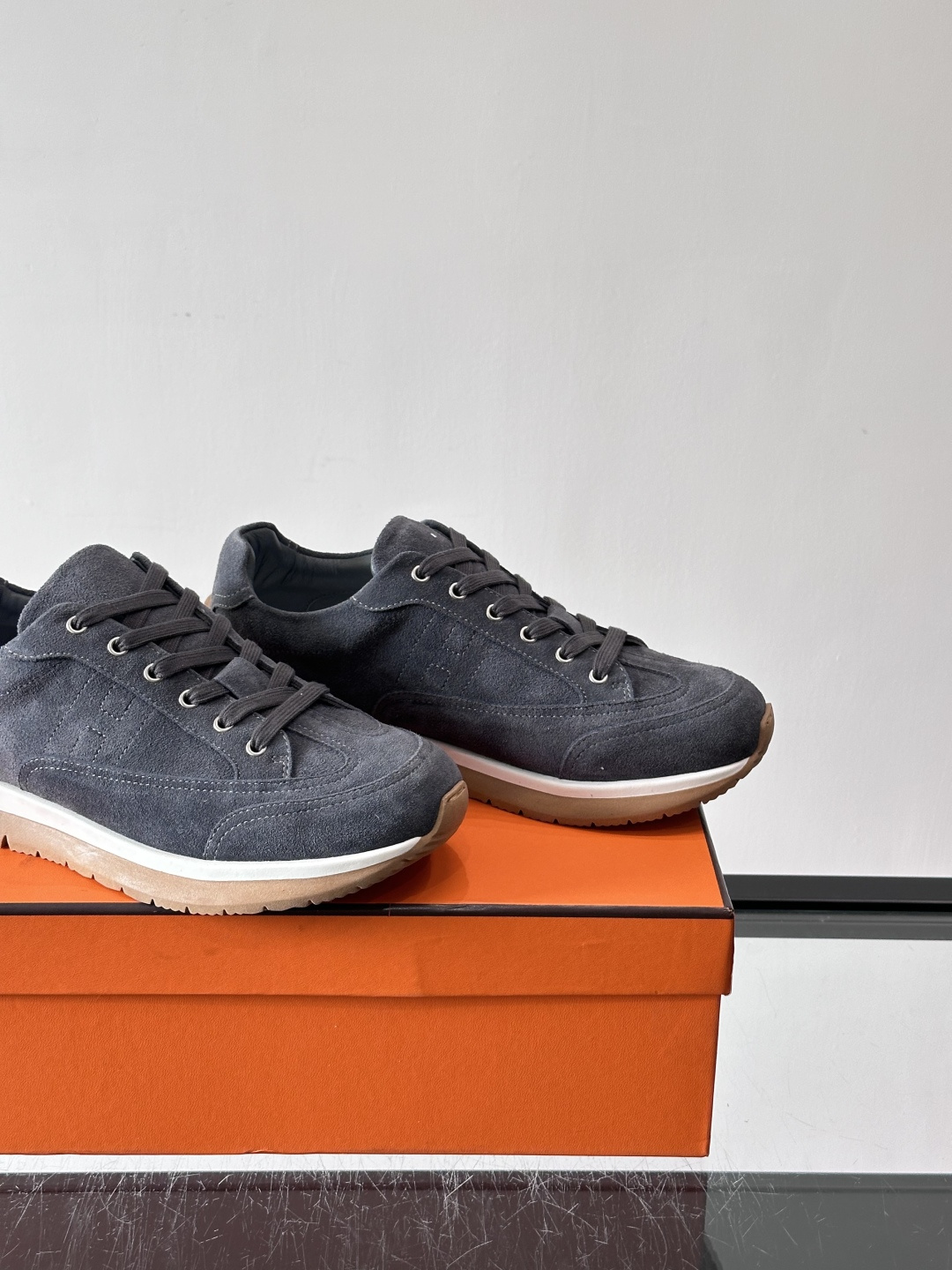 Hermès男士麂皮运动鞋，是品牌经典“Birkin”系列鞋款的现代演绎，采用高级麂皮材质，搭配标志性的