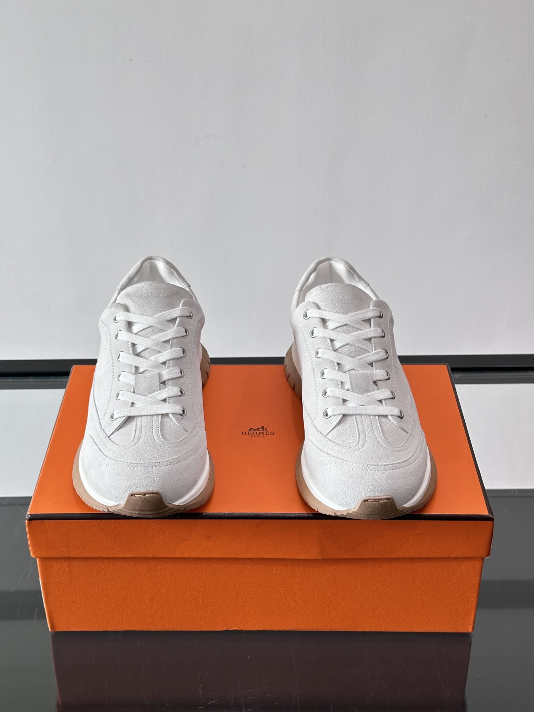 Hermès男士麂皮运动鞋，是品牌经典“Birkin”系列鞋款的现代演绎，采用高级麂皮材质，搭配标志性的