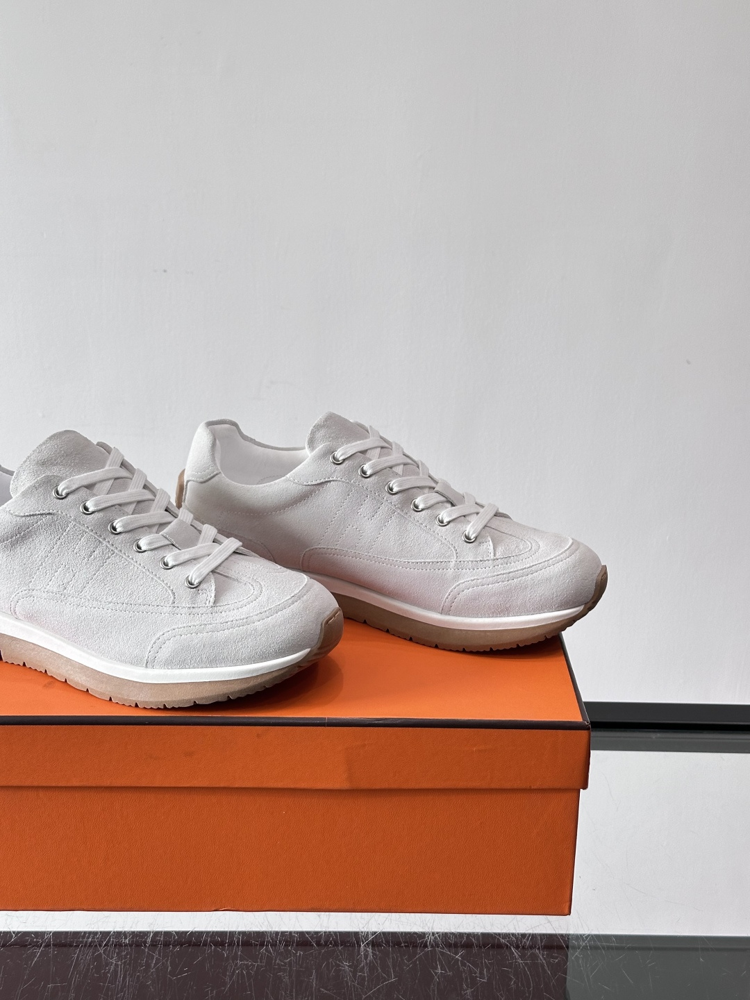 Hermès男士麂皮运动鞋，是品牌经典“Birkin”系列鞋款的现代演绎，采用高级麂皮材质，搭配标志性的