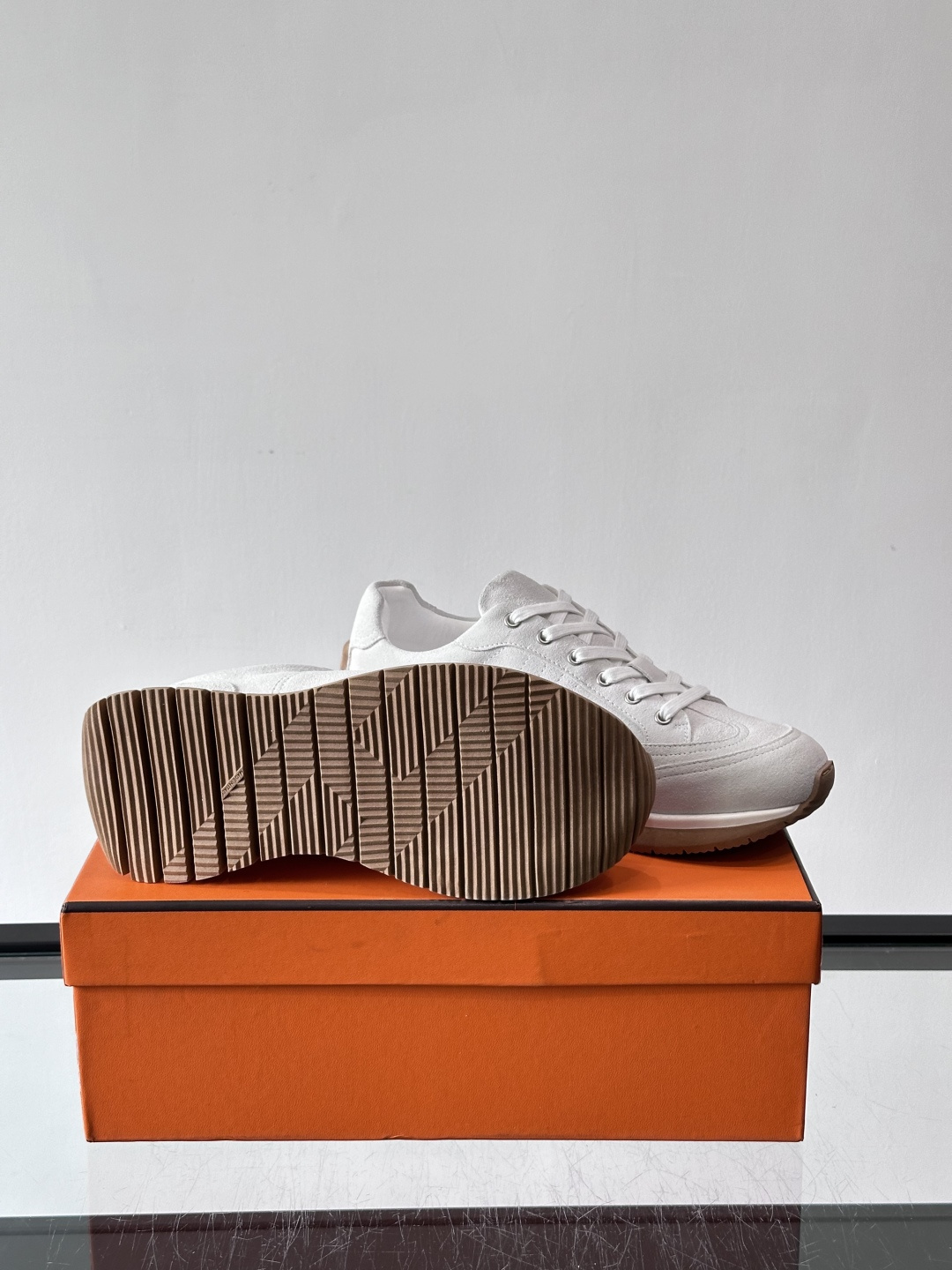 Hermès男士麂皮运动鞋，是品牌经典“Birkin”系列鞋款的现代演绎，采用高级麂皮材质，搭配标志性的