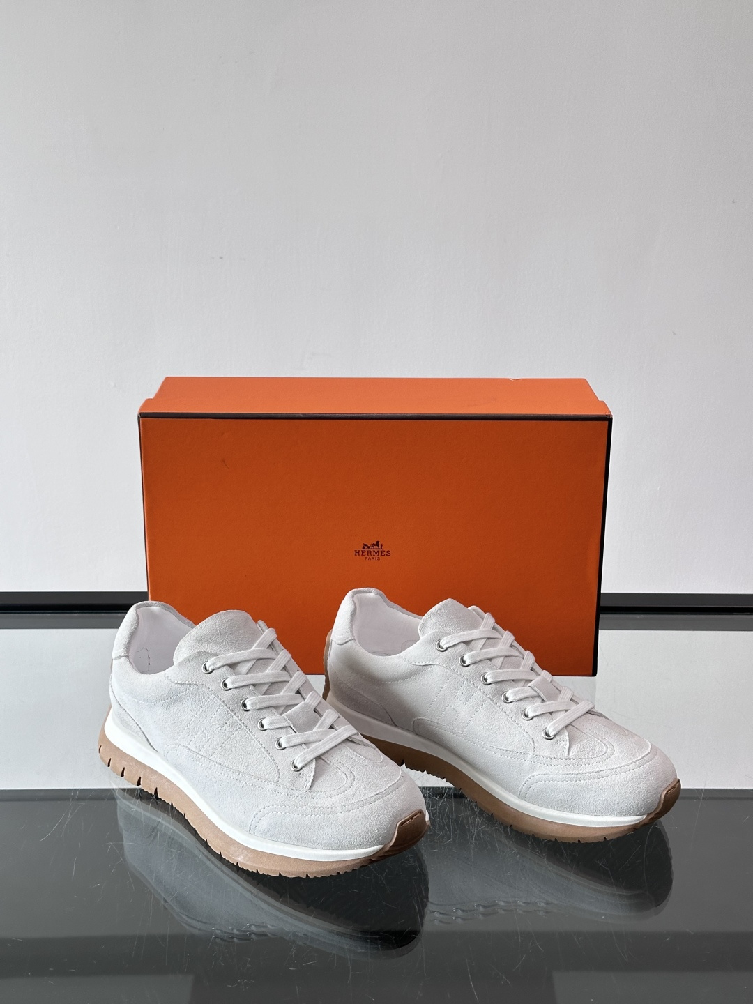Hermès男士麂皮运动鞋，是品牌经典“Birkin”系列鞋款的现代演绎，采用高级麂皮材质，搭配标志性的