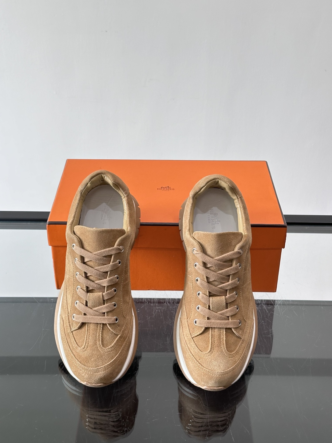 Hermès男士麂皮运动鞋，是品牌经典“Birkin”系列鞋款的现代演绎，采用高级麂皮材质，搭配标志性的