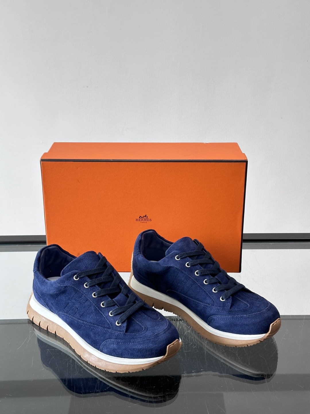 Hermès男士麂皮运动鞋，是品牌经典“Birkin”系列鞋款的现代演绎，采用高级麂皮材质，搭配标志性的