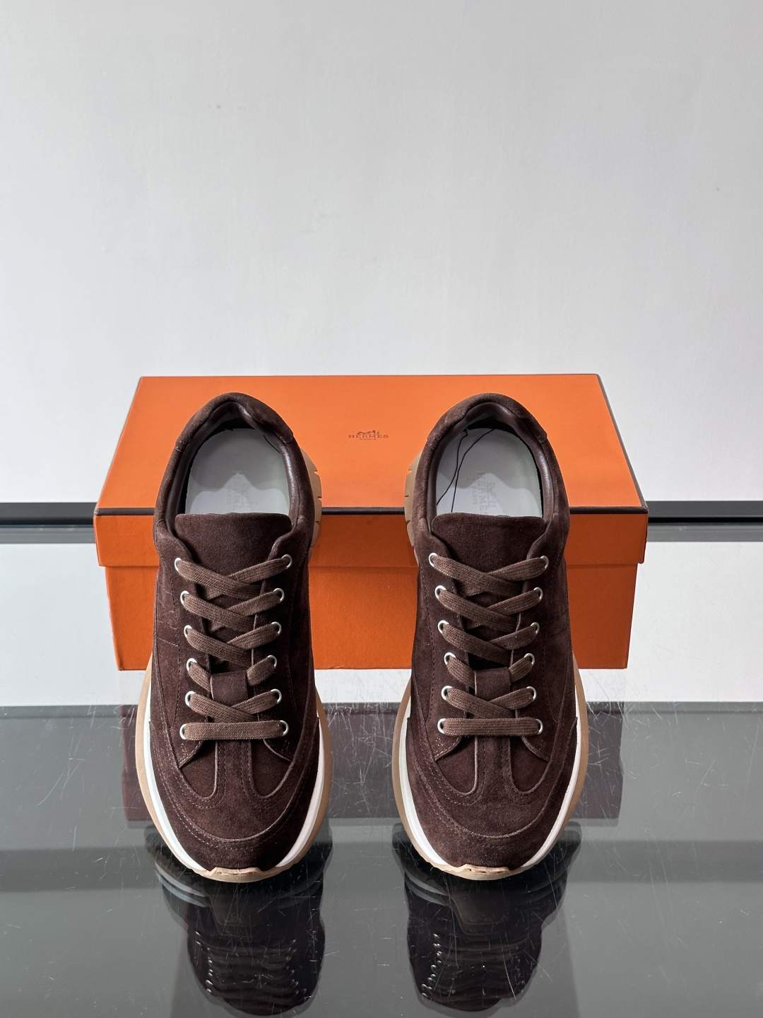 Hermès男士麂皮运动鞋，是品牌经典“Birkin”系列鞋款的现代演绎，采用高级麂皮材质，搭配标志性的