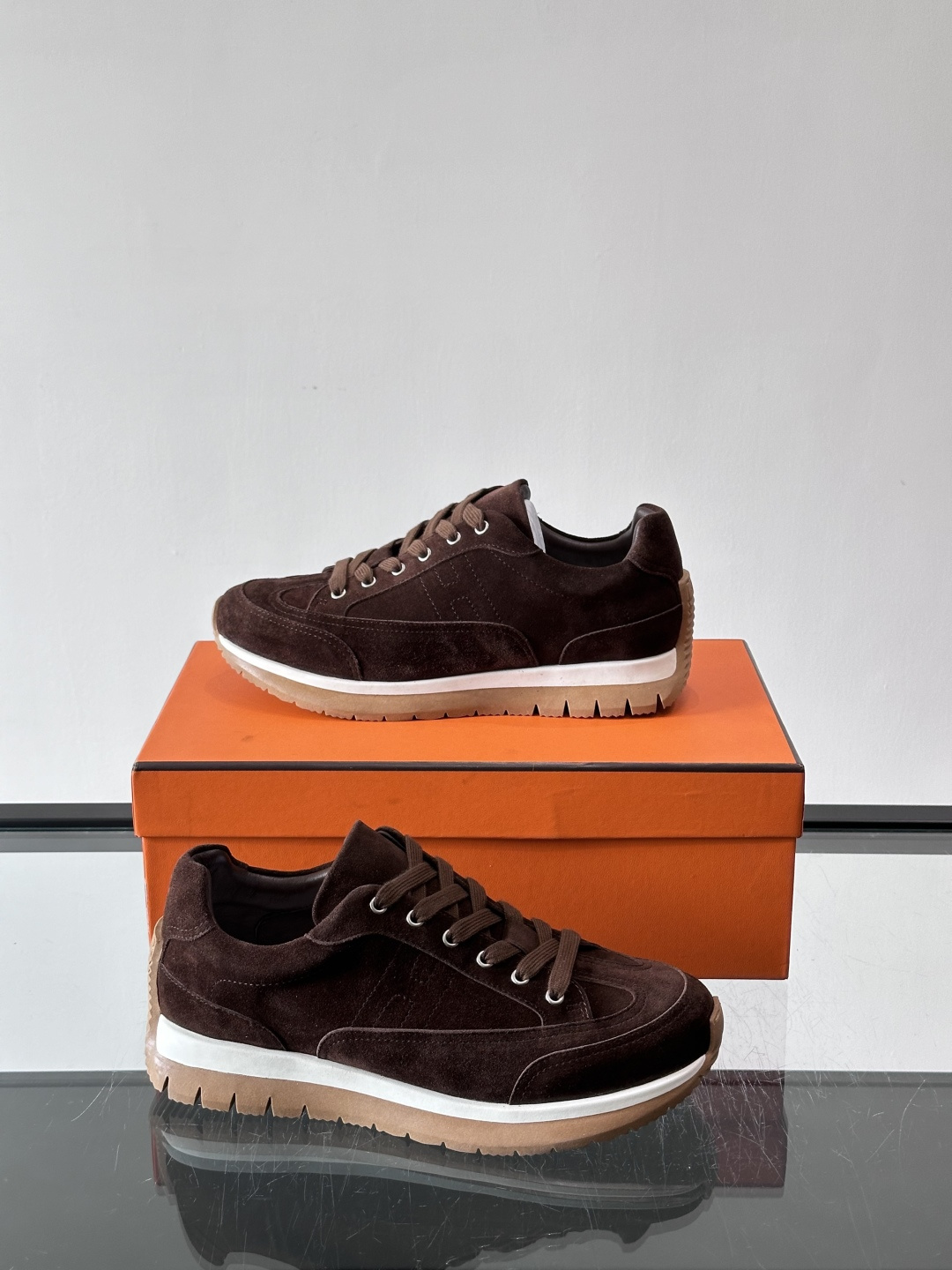 Hermès男士麂皮运动鞋，是品牌经典“Birkin”系列鞋款的现代演绎，采用高级麂皮材质，搭配标志性的