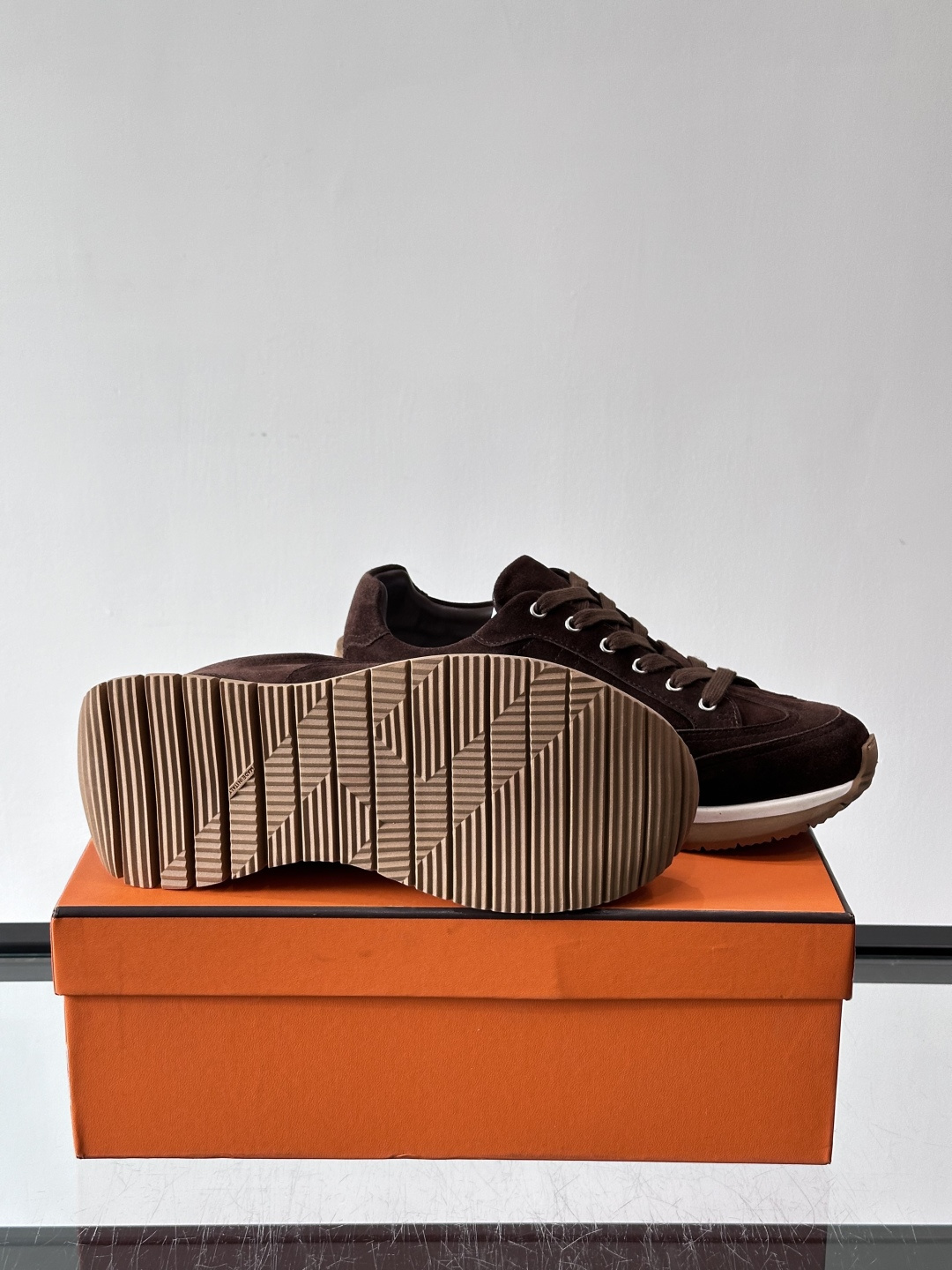 Hermès男士麂皮运动鞋，是品牌经典“Birkin”系列鞋款的现代演绎，采用高级麂皮材质，搭配标志性的