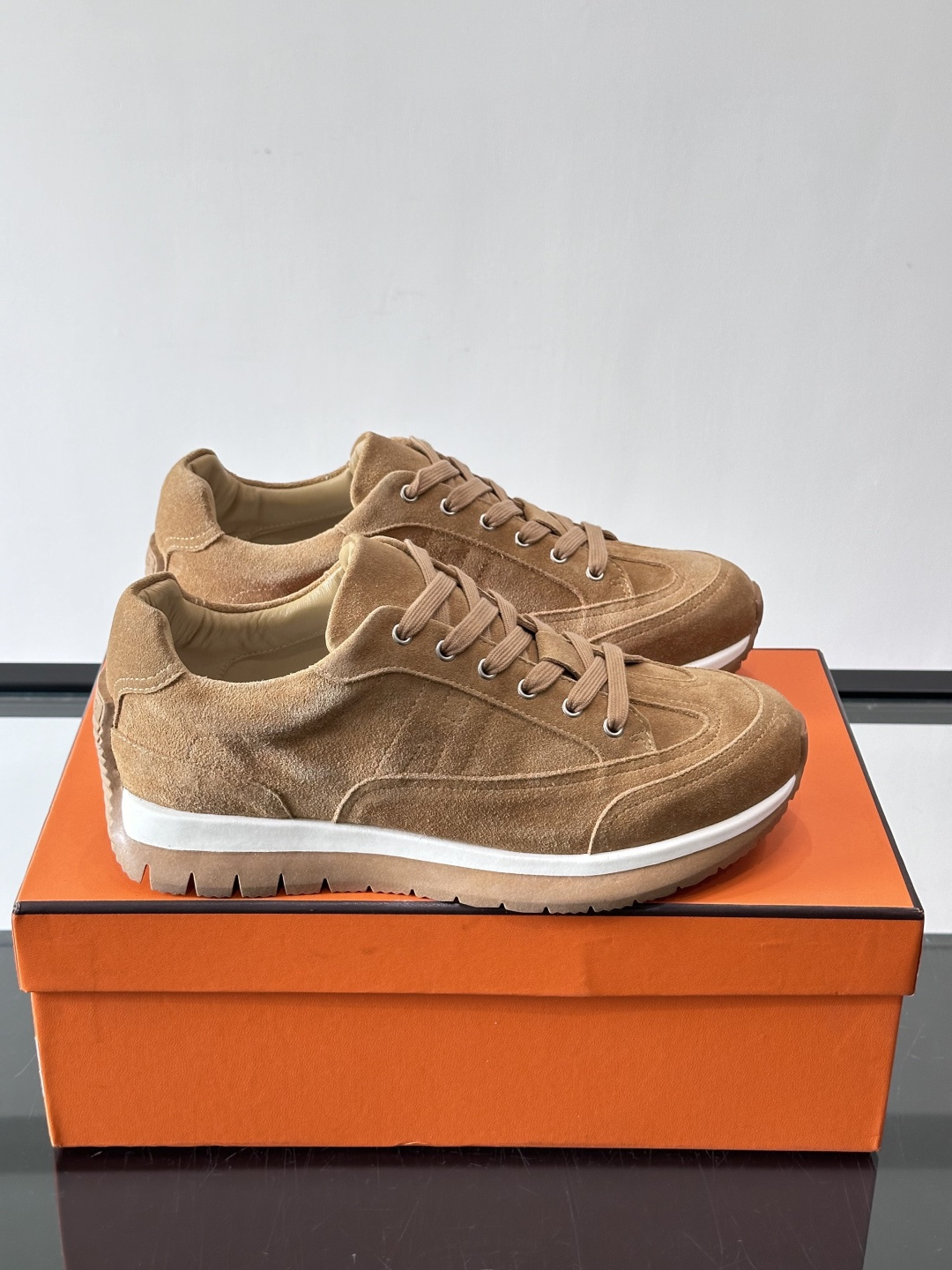 Hermès男士麂皮运动鞋，是品牌经典“Birkin”系列鞋款的现代演绎，采用高级麂皮材质，搭配标志性的