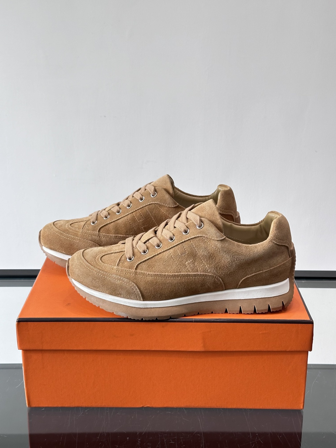 Hermès男士麂皮运动鞋，是品牌经典“Birkin”系列鞋款的现代演绎，采用高级麂皮材质，搭配标志性的