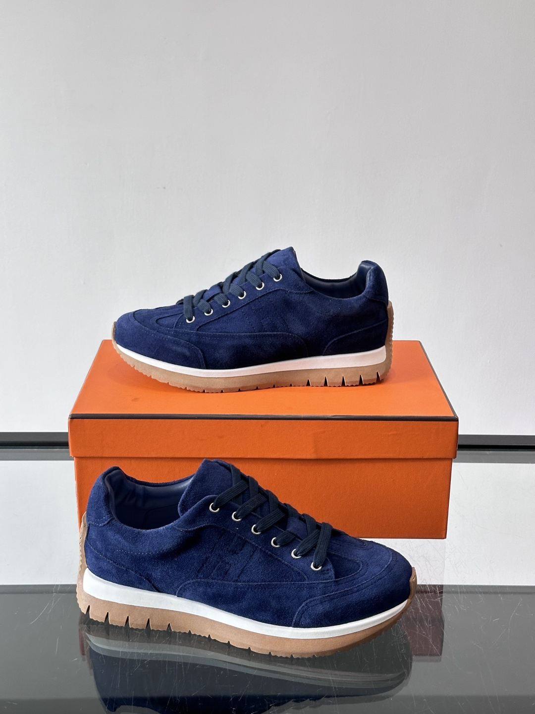 Hermès男士麂皮运动鞋，是品牌经典“Birkin”系列鞋款的现代演绎，采用高级麂皮材质，搭配标志性的