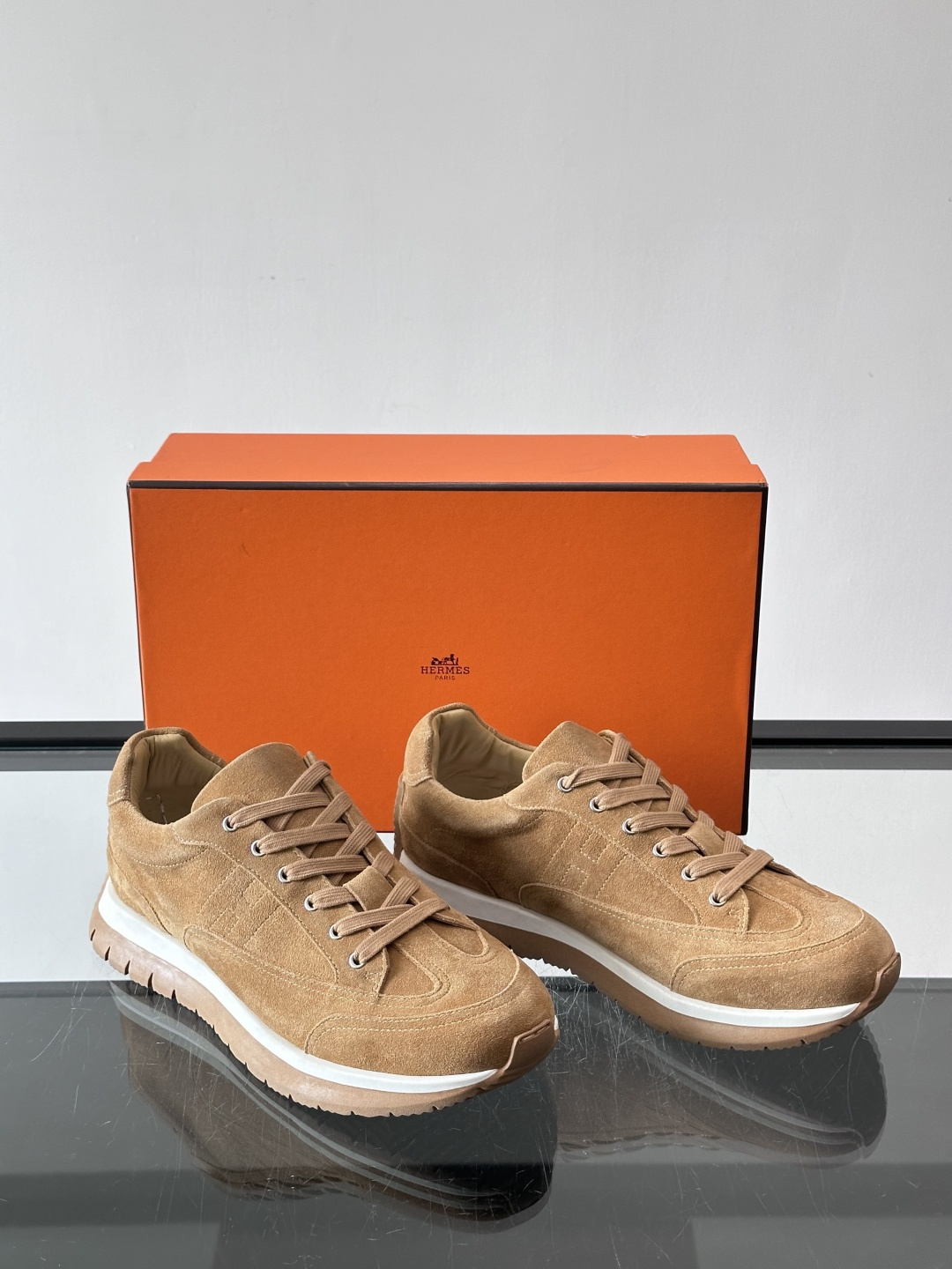 Hermès男士麂皮运动鞋，是品牌经典“Birkin”系列鞋款的现代演绎，采用高级麂皮材质，搭配标志性的