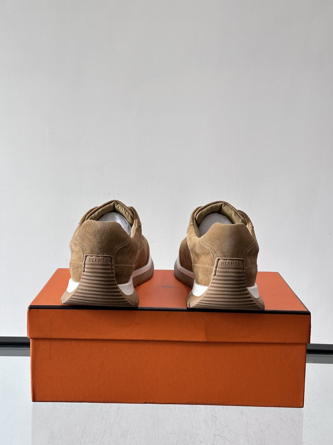 Hermès男士麂皮运动鞋，是品牌经典“Birkin”系列鞋款的现代演绎，采用高级麂皮材质，搭配标志性的