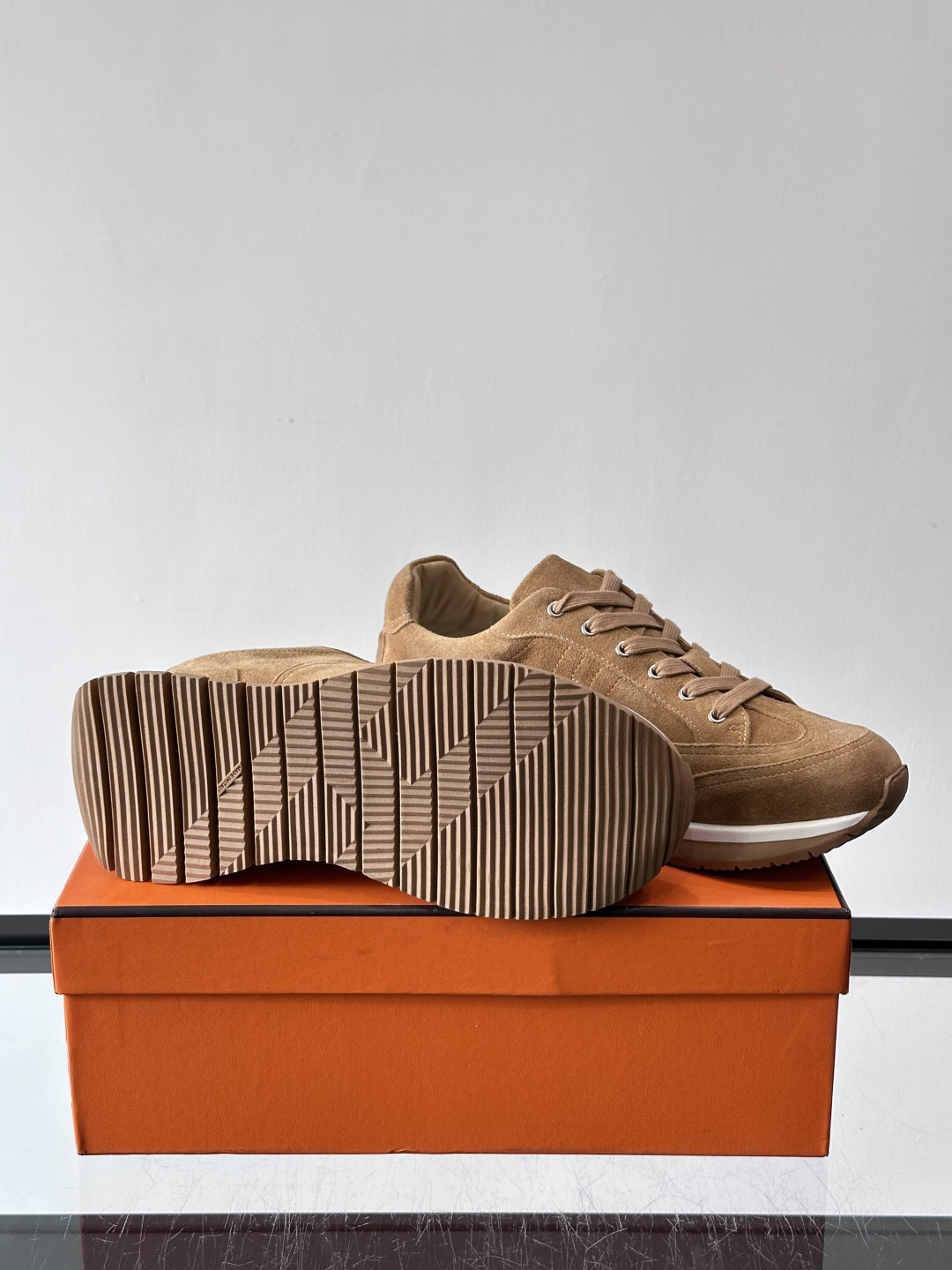 Hermès男士麂皮运动鞋，是品牌经典“Birkin”系列鞋款的现代演绎，采用高级麂皮材质，搭配标志性的