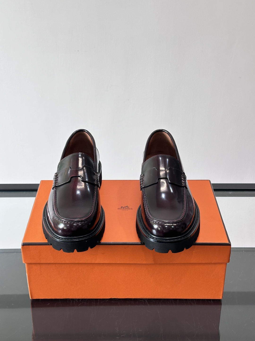 爱马仕Hermes皮鞋👞。2026高级感商务穿搭必备的男鞋~~进口原版牛皮，水染头层牛里，进口橡胶大底！