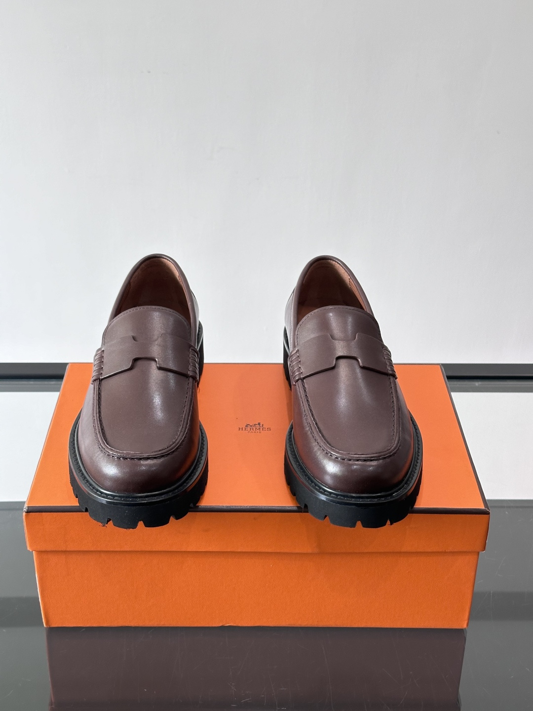 爱马仕Hermes皮鞋👞。2026高级感商务穿搭必备的男鞋~~进口原版牛皮，水染头层牛里，进口橡胶大底！