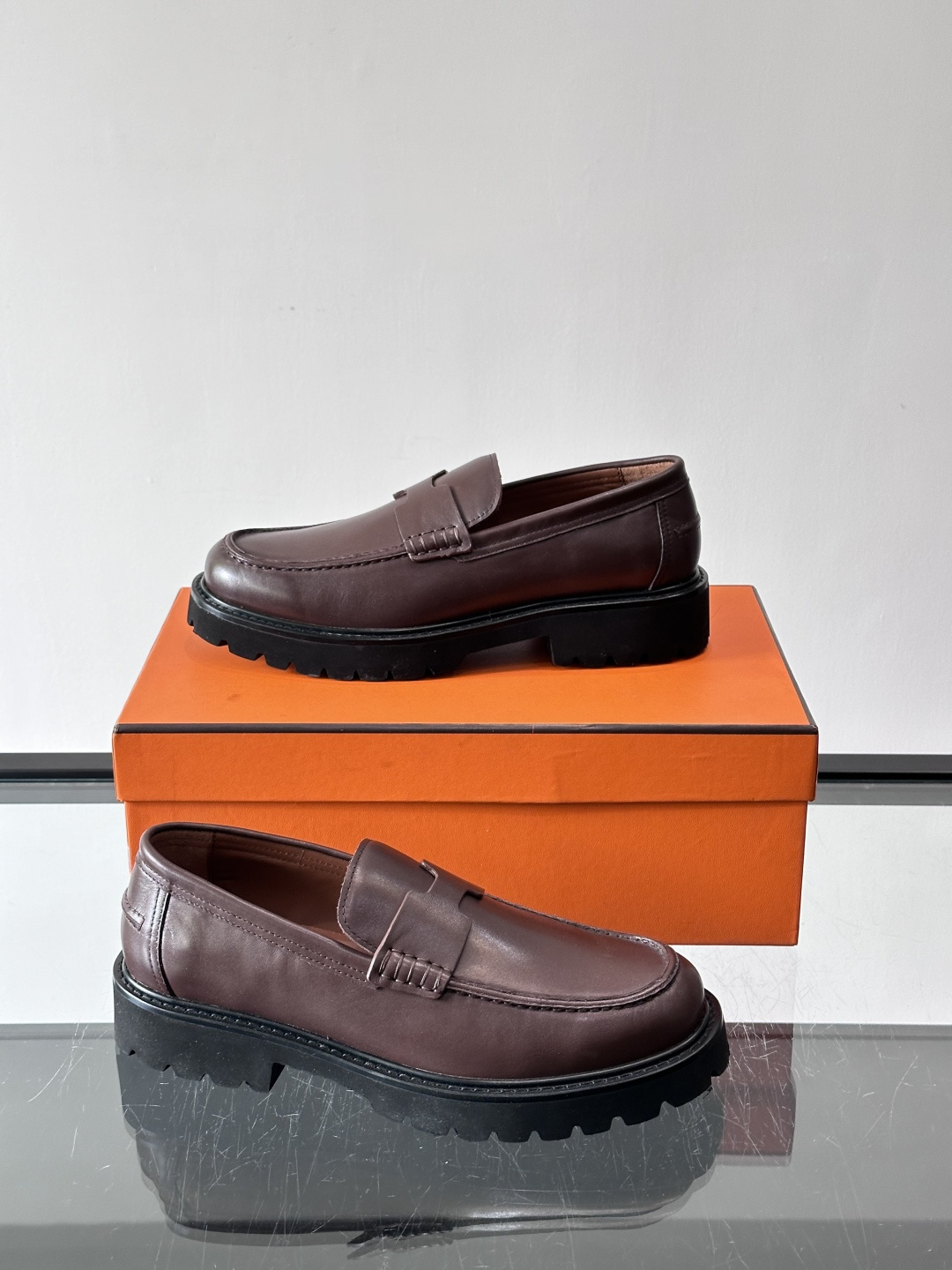 爱马仕Hermes皮鞋👞。2026高级感商务穿搭必备的男鞋~~进口原版牛皮，水染头层牛里，进口橡胶大底！