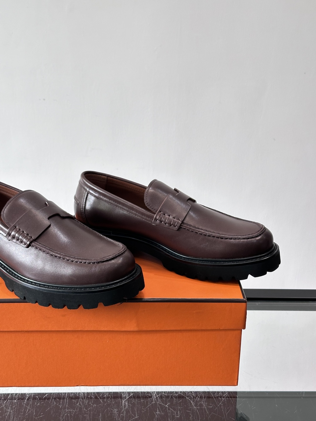 爱马仕Hermes皮鞋👞。2026高级感商务穿搭必备的男鞋~~进口原版牛皮，水染头层牛里，进口橡胶大底！