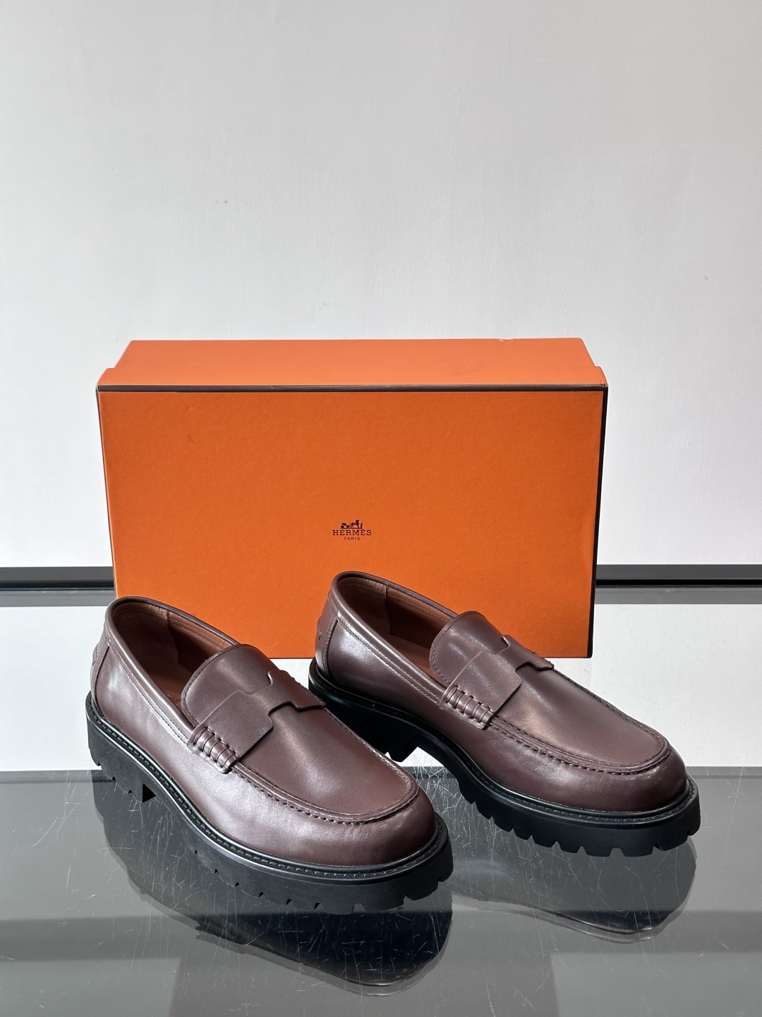 爱马仕Hermes皮鞋👞。2026高级感商务穿搭必备的男鞋~~进口原版牛皮，水染头层牛里，进口橡胶大底！