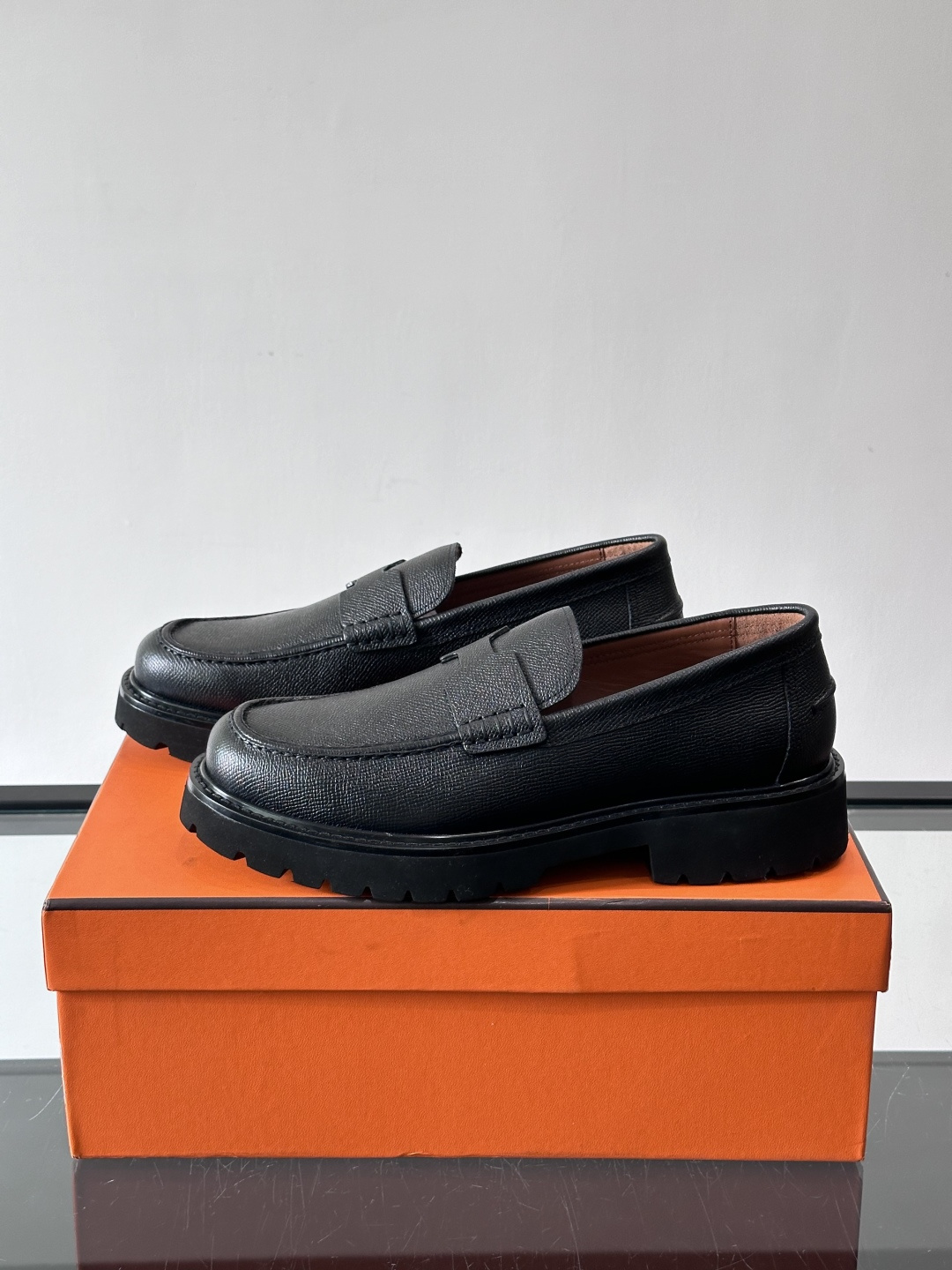 爱马仕Hermes皮鞋👞。2026高级感商务穿搭必备的男鞋~~进口原版牛皮，水染头层牛里，进口橡胶大底！