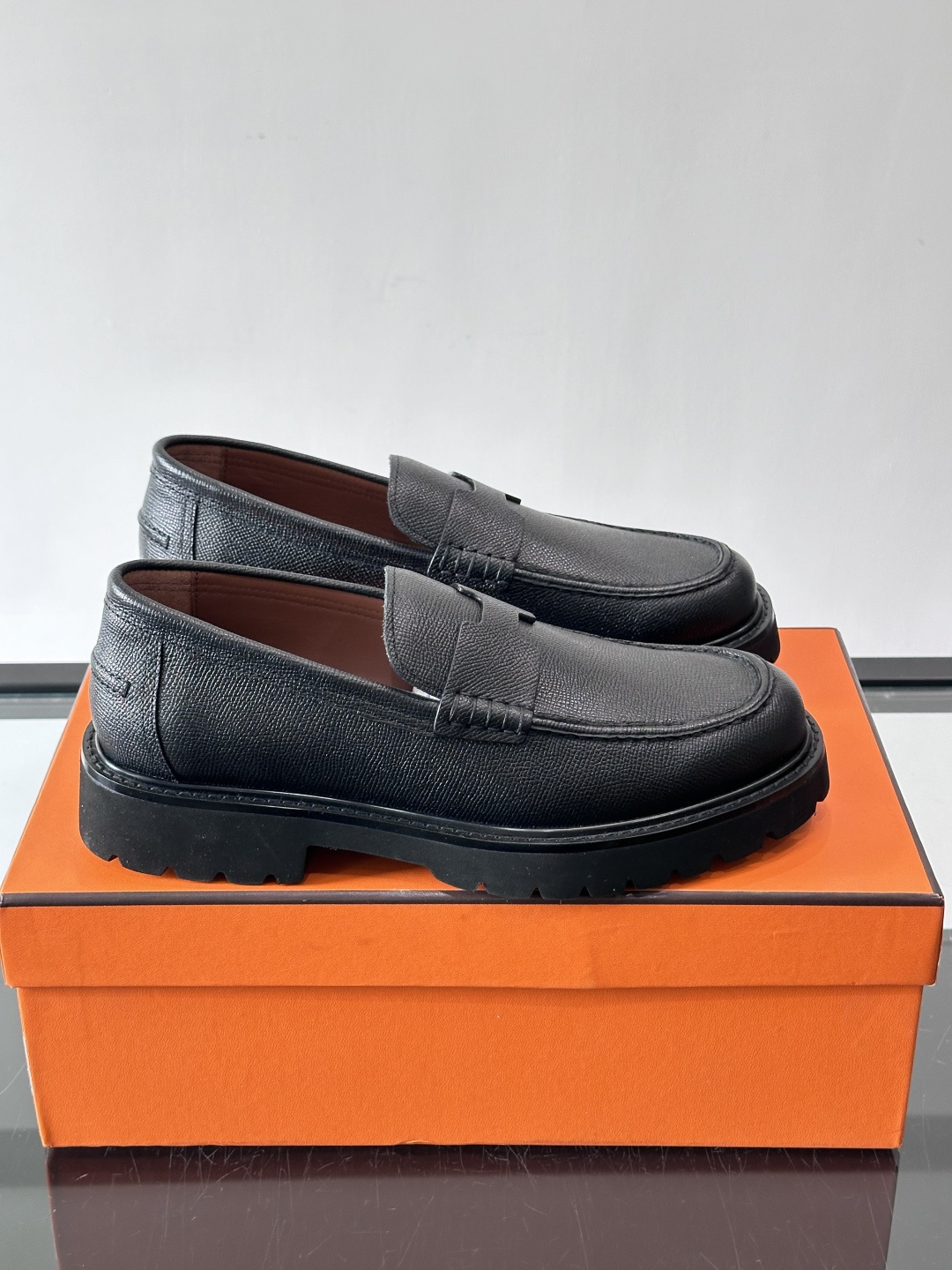 爱马仕Hermes皮鞋👞。2026高级感商务穿搭必备的男鞋~~进口原版牛皮，水染头层牛里，进口橡胶大底！