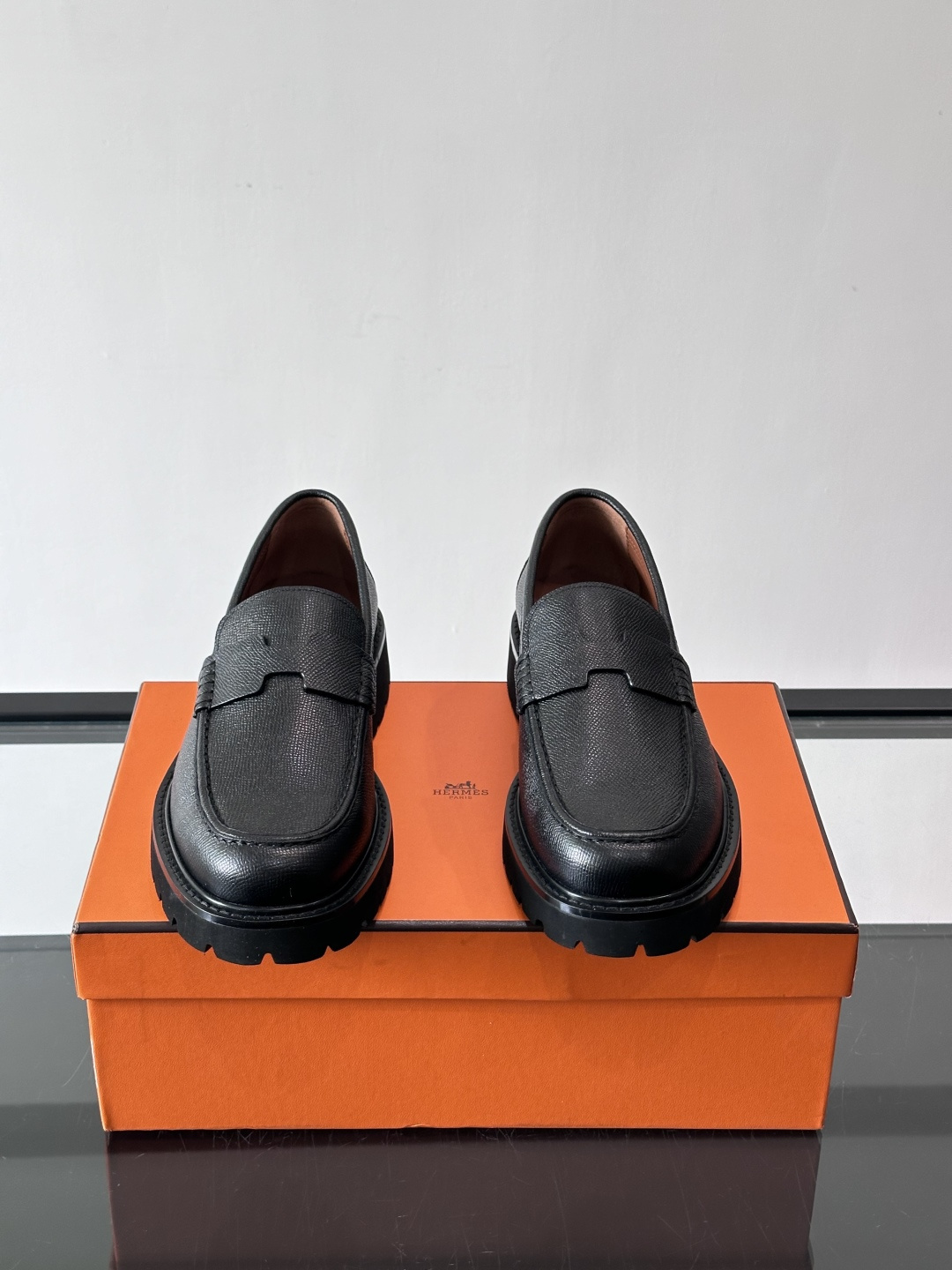 爱马仕Hermes皮鞋👞。2026高级感商务穿搭必备的男鞋~~进口原版牛皮，水染头层牛里，进口橡胶大底！