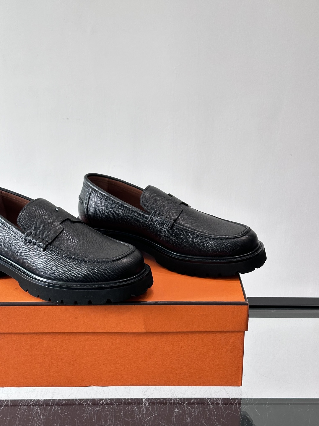 爱马仕Hermes皮鞋👞。2026高级感商务穿搭必备的男鞋~~进口原版牛皮，水染头层牛里，进口橡胶大底！