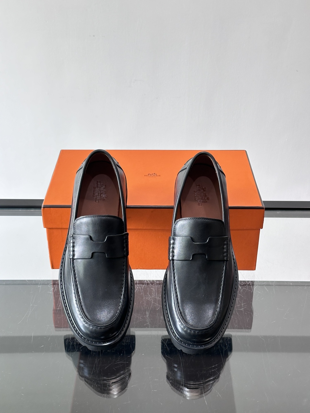 爱马仕Hermes皮鞋👞。2026高级感商务穿搭必备的男鞋~~进口原版牛皮，水染头层牛里，进口橡胶大底！