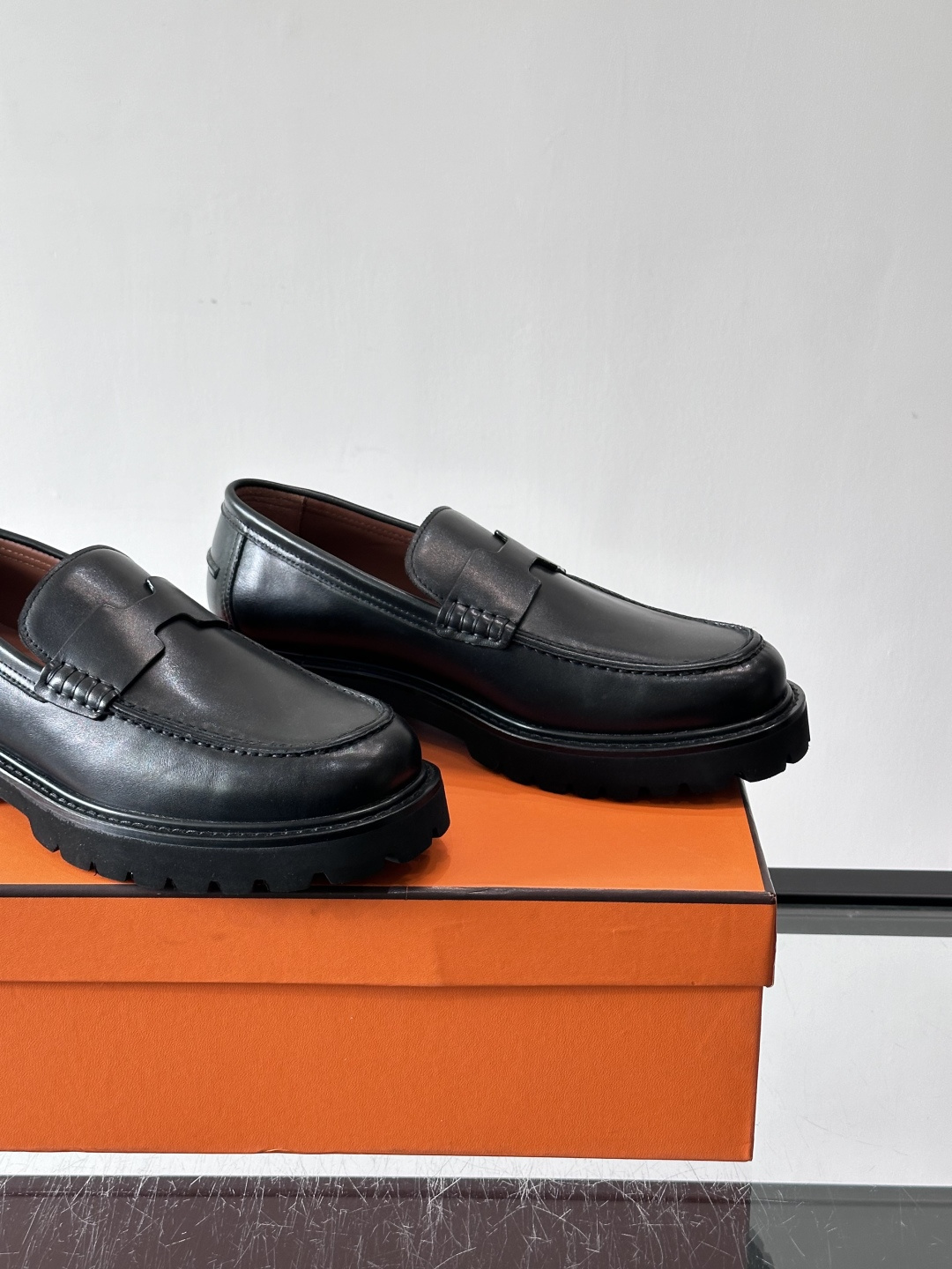 爱马仕Hermes皮鞋👞。2026高级感商务穿搭必备的男鞋~~进口原版牛皮，水染头层牛里，进口橡胶大底！