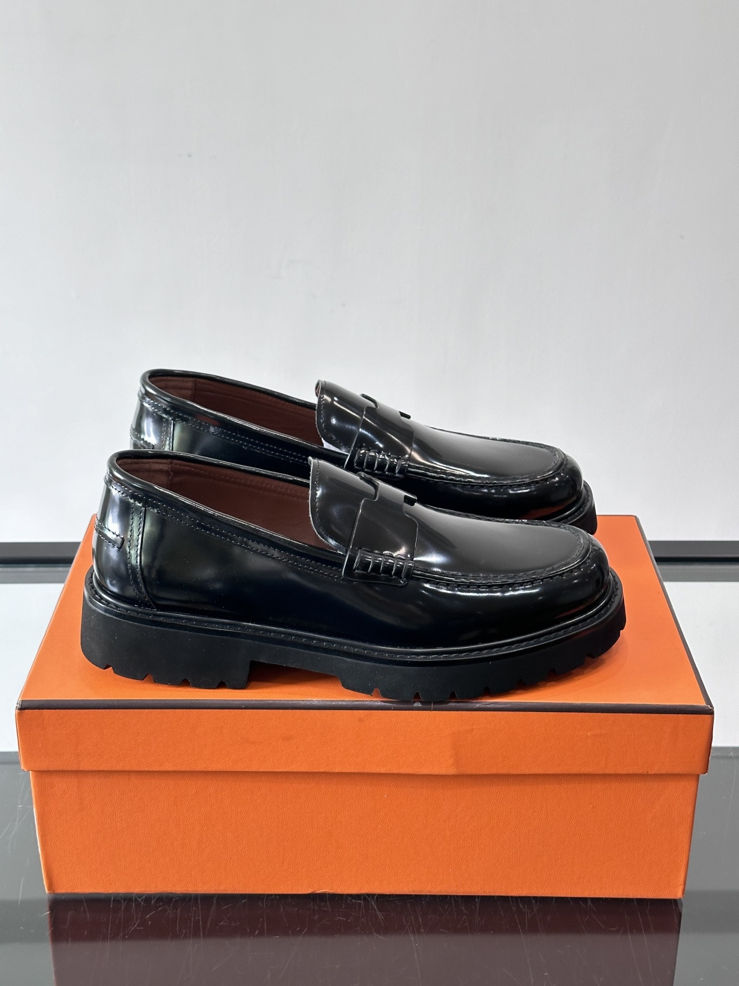 爱马仕Hermes皮鞋👞。2026高级感商务穿搭必备的男鞋~~进口原版牛皮，水染头层牛里，进口橡胶大底！