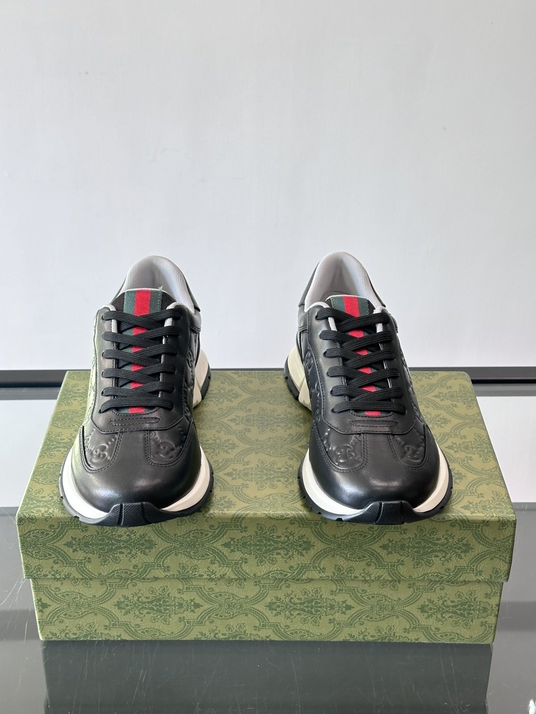 Gucci经典的复古老爹鞋，采用牛皮革与GG压花拼接设计，鞋舌处点缀品牌标志性的红绿织带，厚底设计兼具增