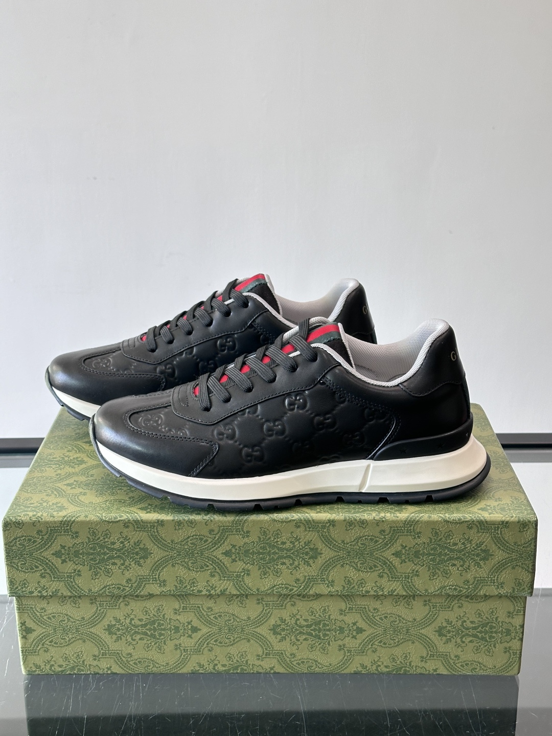 Gucci经典的复古老爹鞋，采用牛皮革与GG压花拼接设计，鞋舌处点缀品牌标志性的红绿织带，厚底设计兼具增