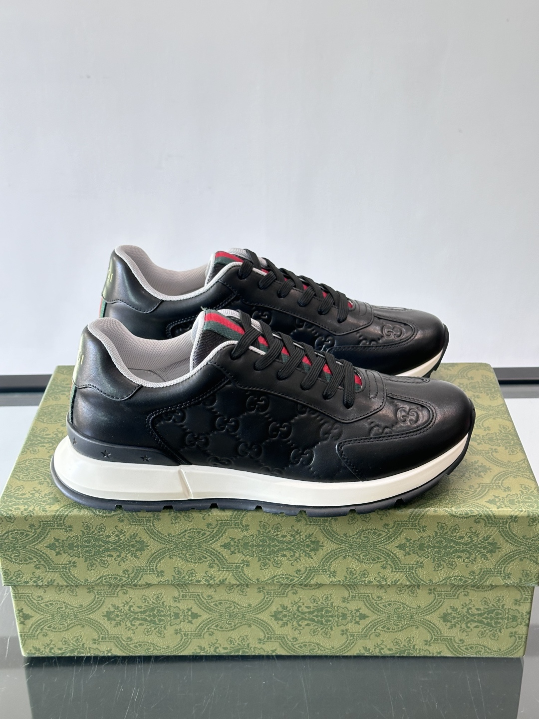 Gucci经典的复古老爹鞋，采用牛皮革与GG压花拼接设计，鞋舌处点缀品牌标志性的红绿织带，厚底设计兼具增