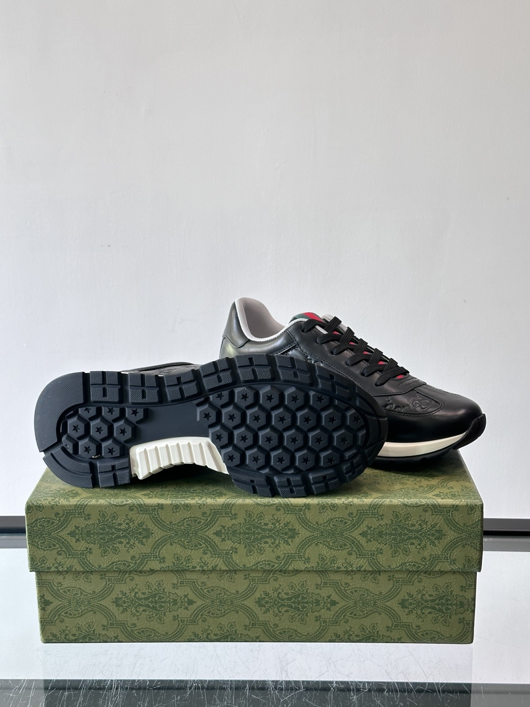 Gucci经典的复古老爹鞋，采用牛皮革与GG压花拼接设计，鞋舌处点缀品牌标志性的红绿织带，厚底设计兼具增