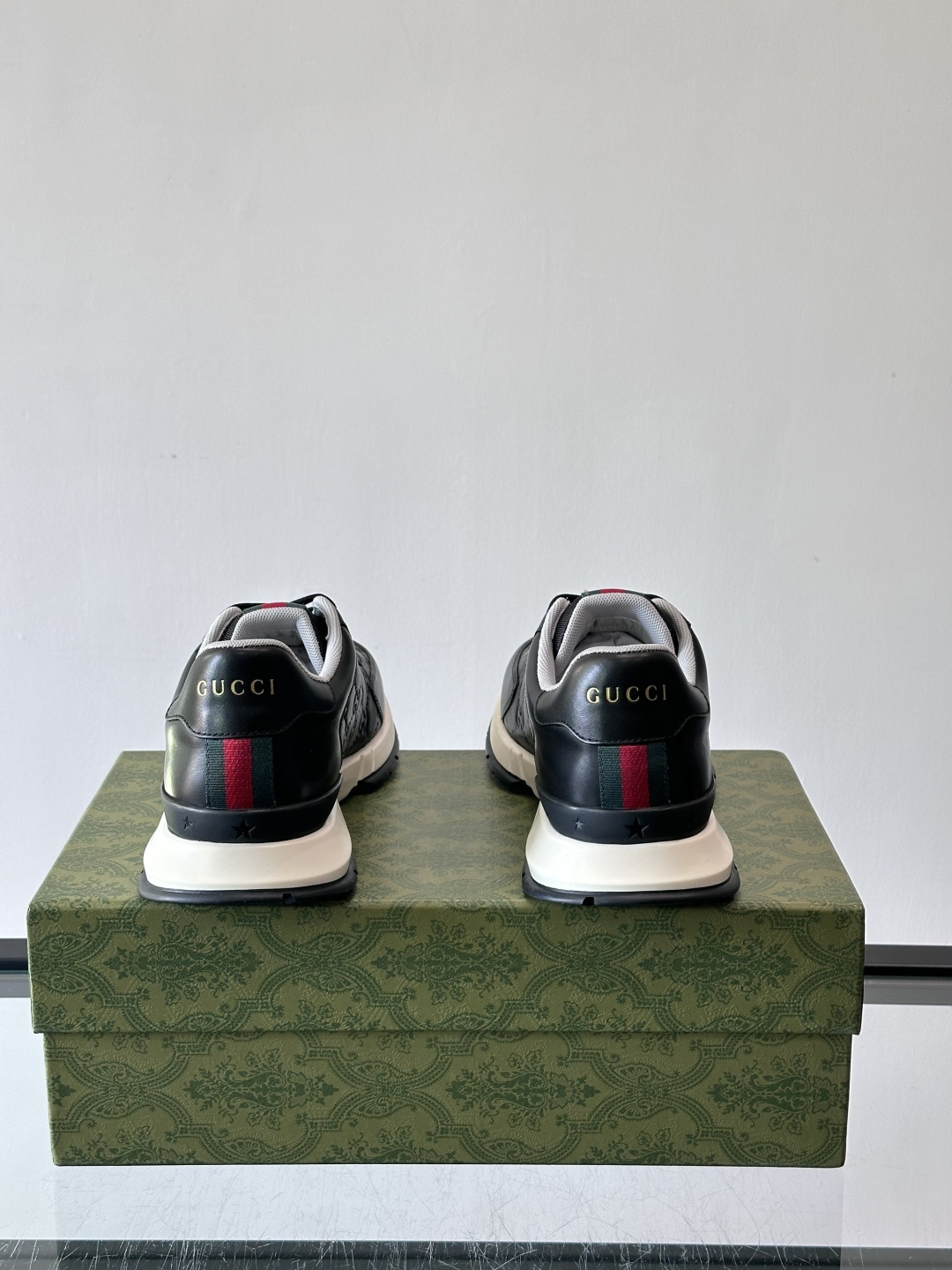 Gucci经典的复古老爹鞋，采用牛皮革与GG压花拼接设计，鞋舌处点缀品牌标志性的红绿织带，厚底设计兼具增