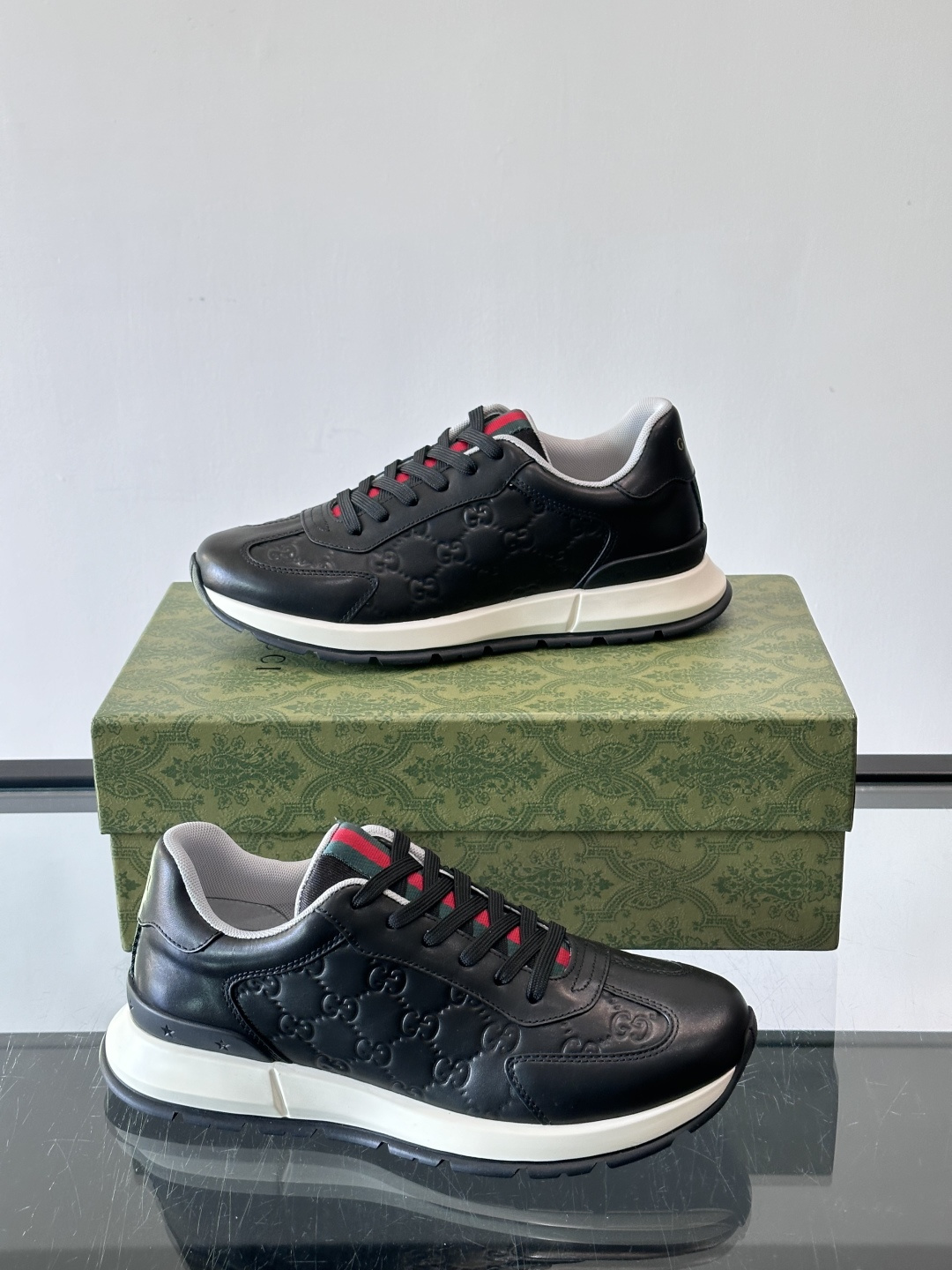 Gucci经典的复古老爹鞋，采用牛皮革与GG压花拼接设计，鞋舌处点缀品牌标志性的红绿织带，厚底设计兼具增